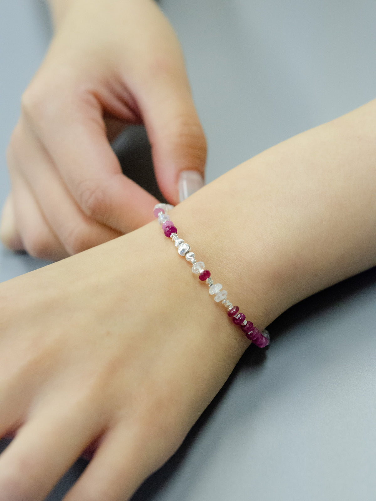 華奢 ブレスレット 着用イメージ 手元 コーデ 女性