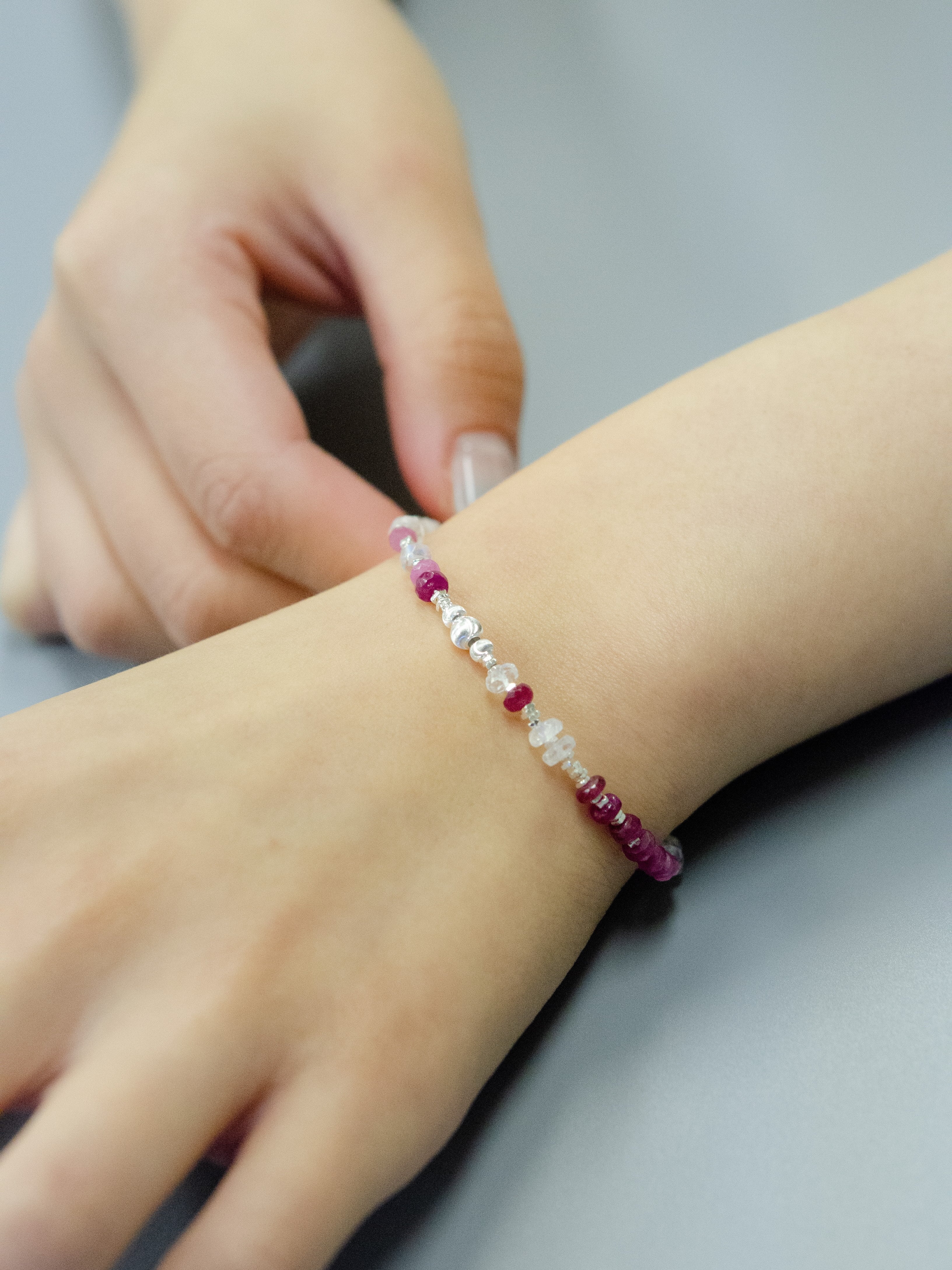 華奢 ブレスレット 着用イメージ 手元 コーデ 女性