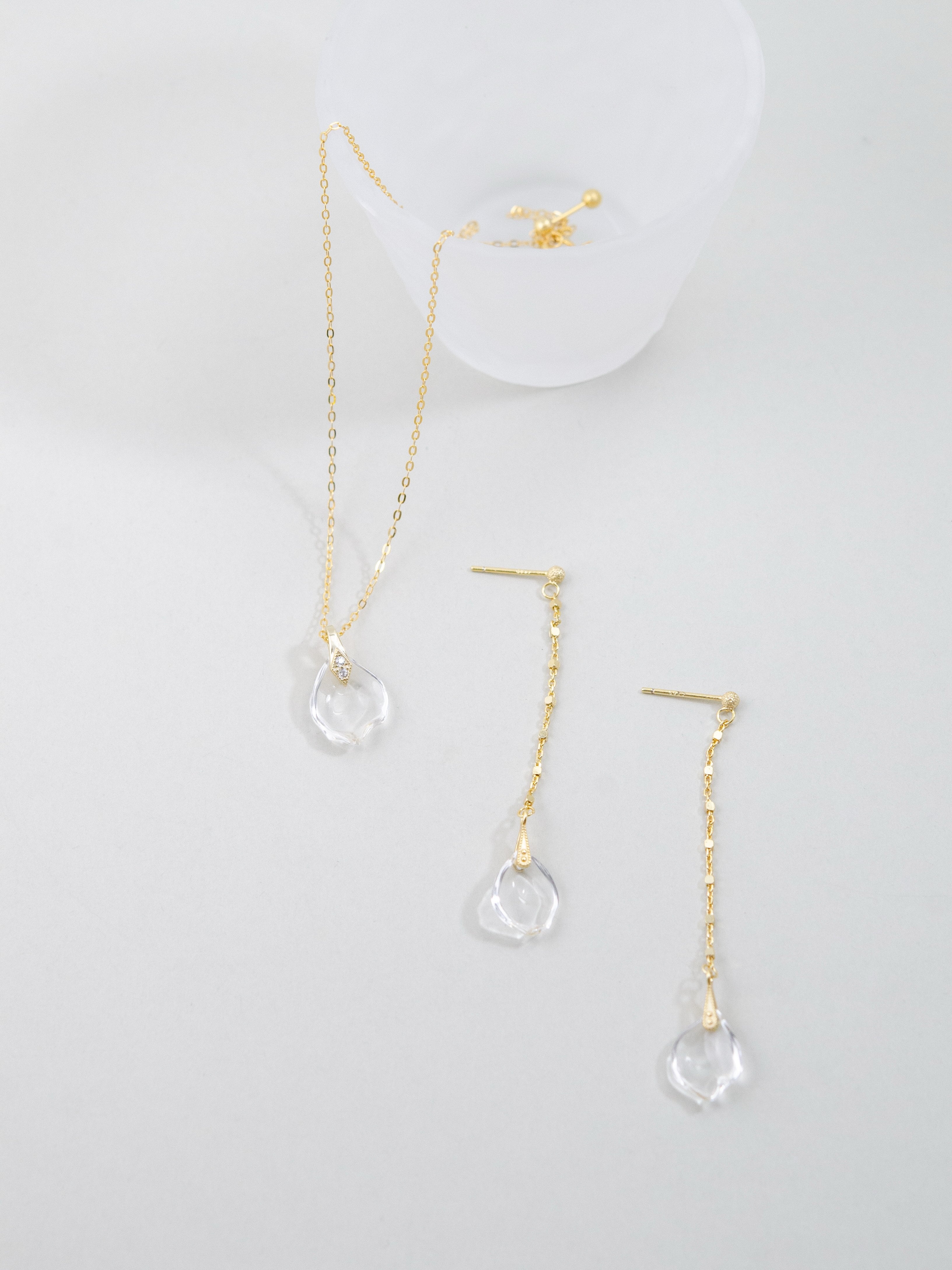 揺れる クリスタル ピアス 吊り画像 透明感 氷の粒