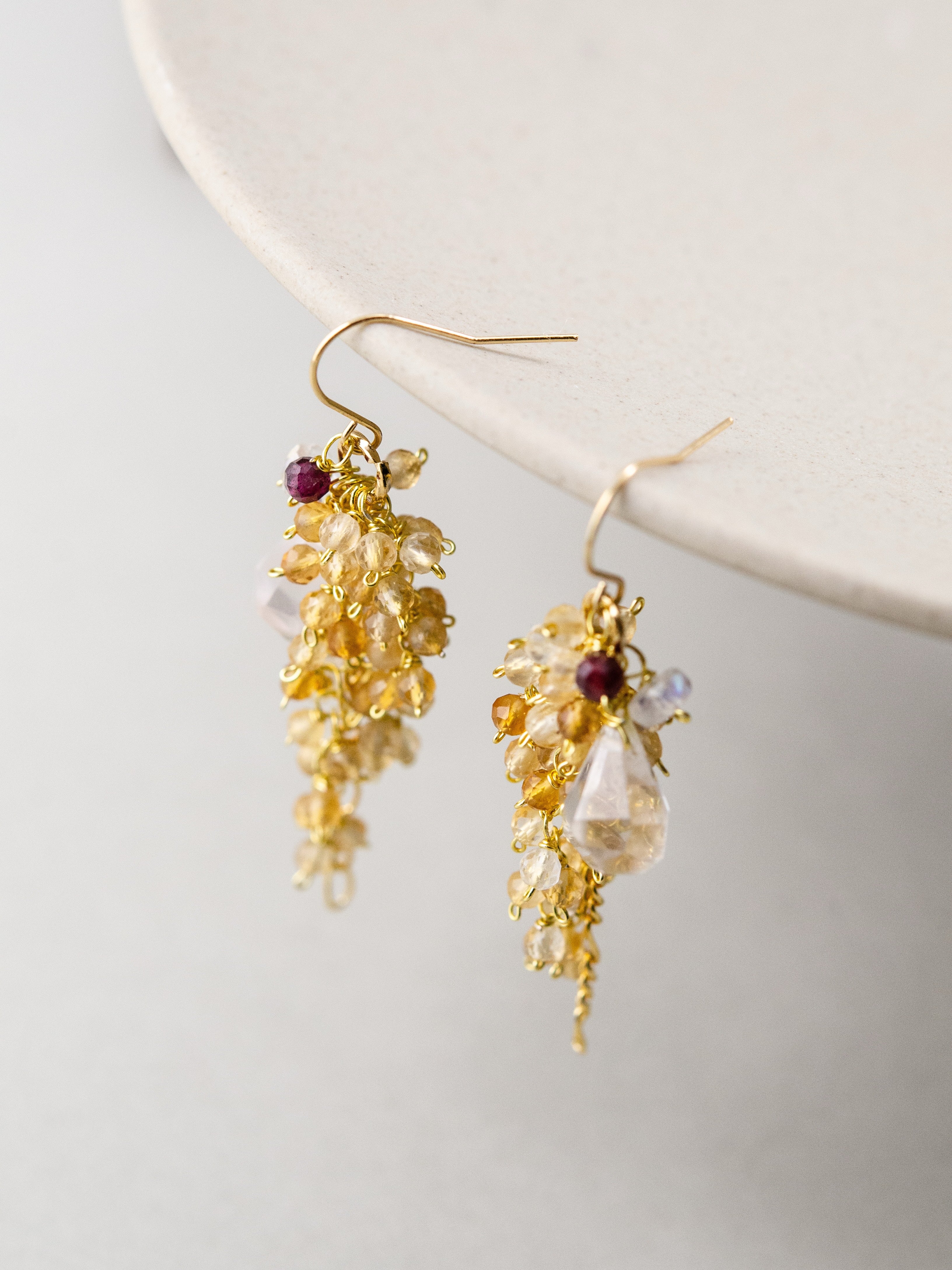 揺れる ピアス ディスプレイ 皿のふち 黄色 ピンク コントラスト