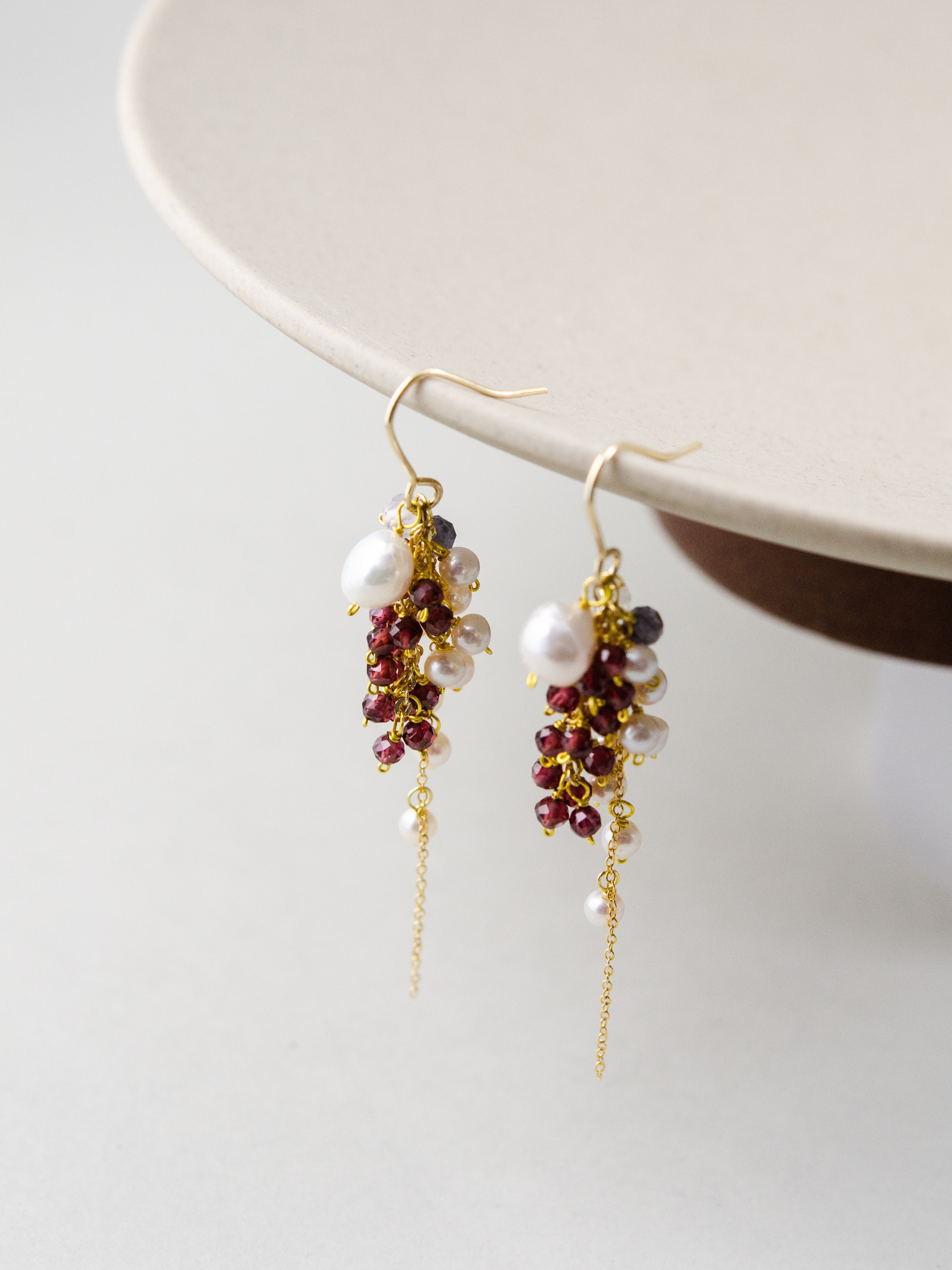 揺れる ピアス 置き画 全体像 ハンドメイド ゴールド仕上げ