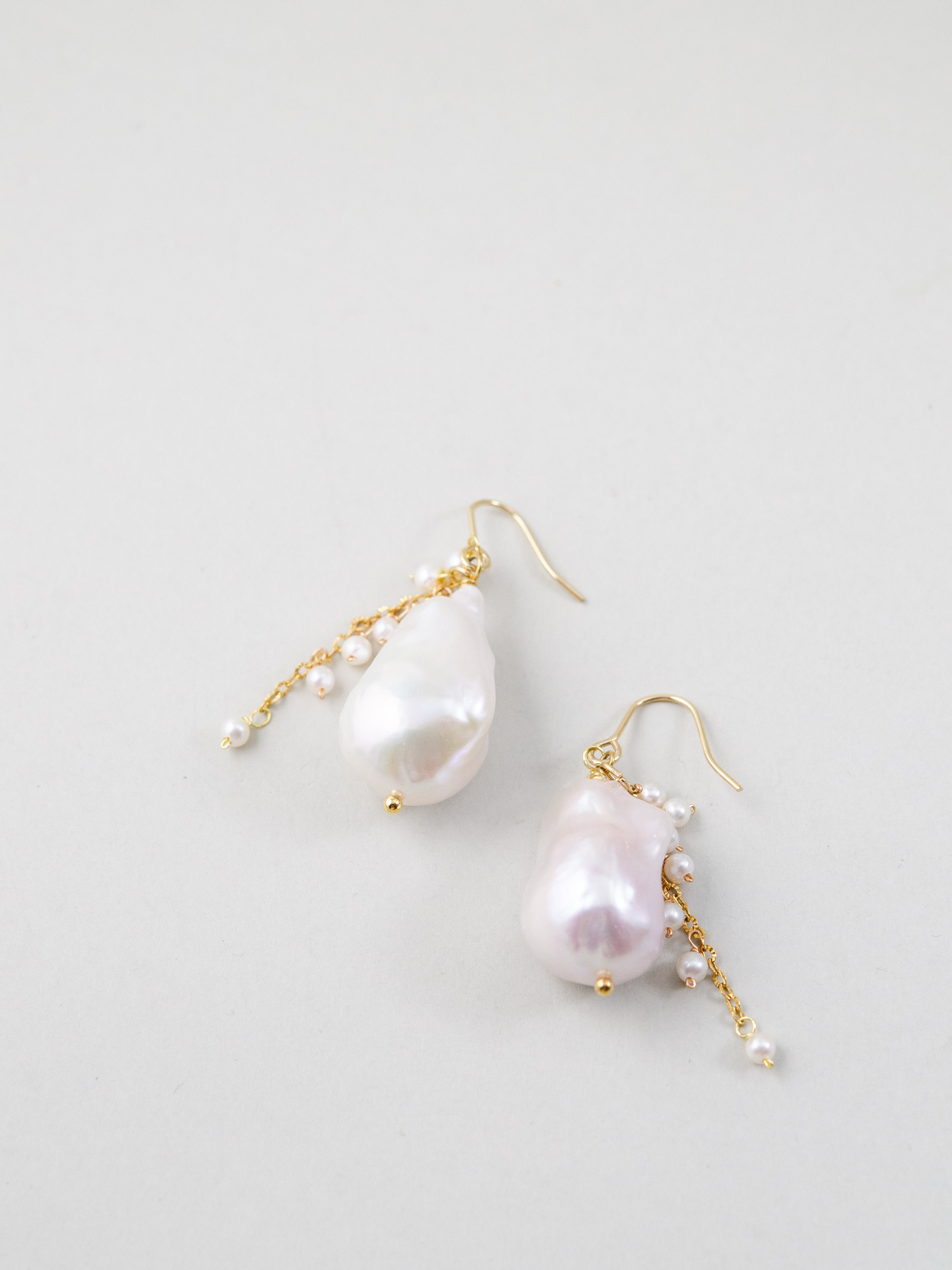 揺れる ピアス 置き画 ペア シンプル 華奢 デザイン