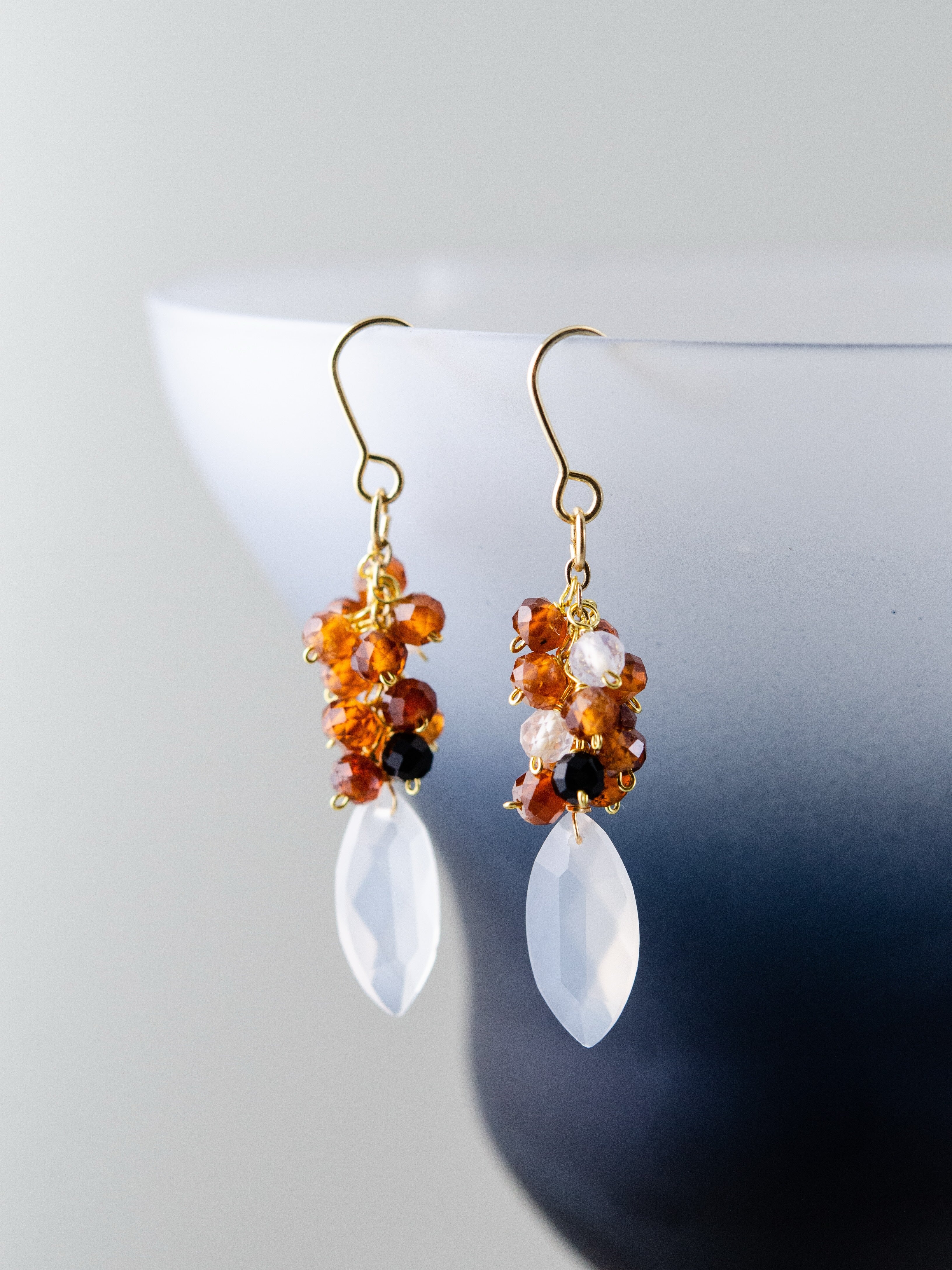 揺れる ピアス 吊り画像 ディスプレイ オレンジ 白 コントラスト