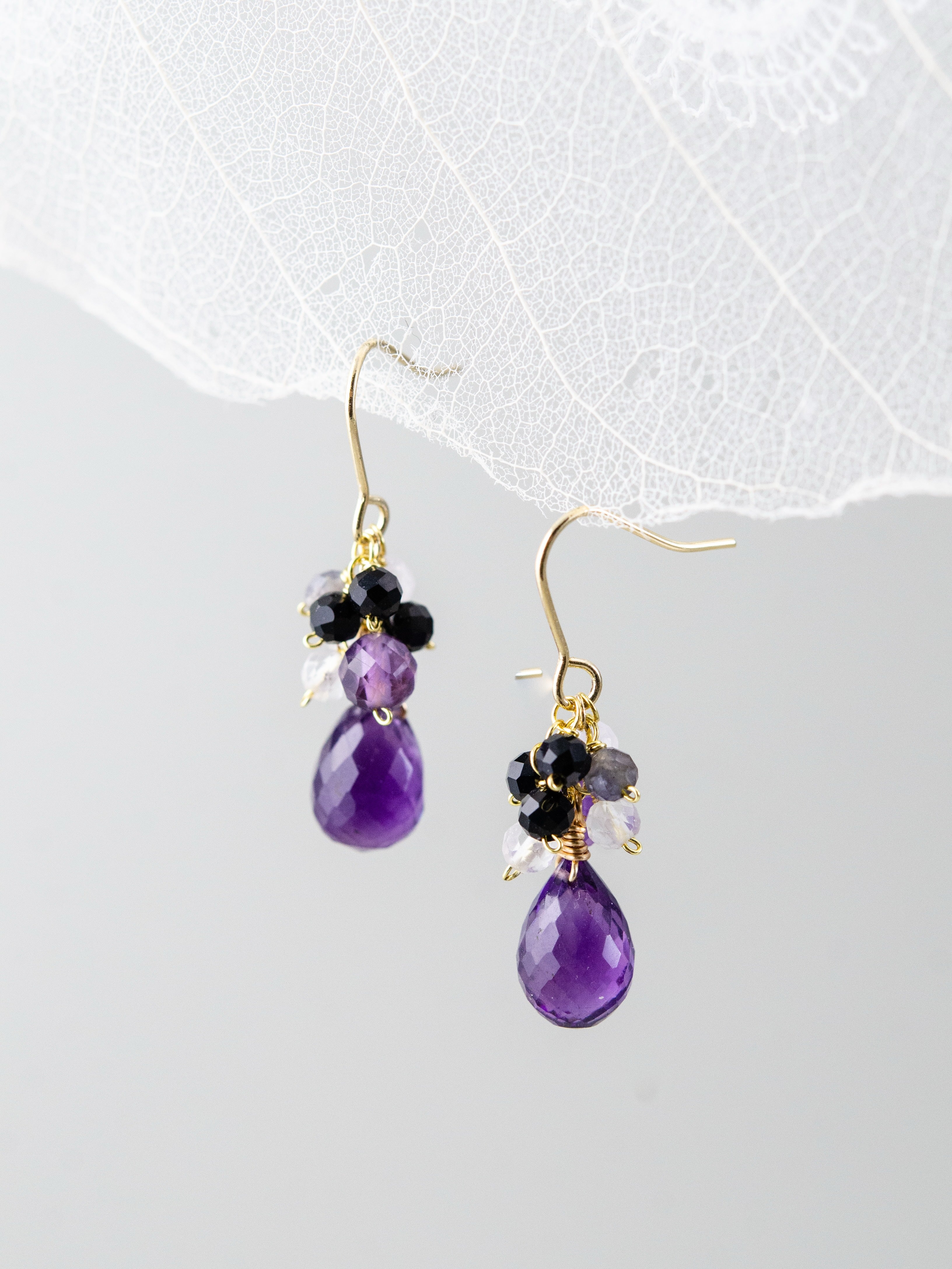 揺れる ピアス 吊り画像 レース 背景 フェミニン 紫の雫