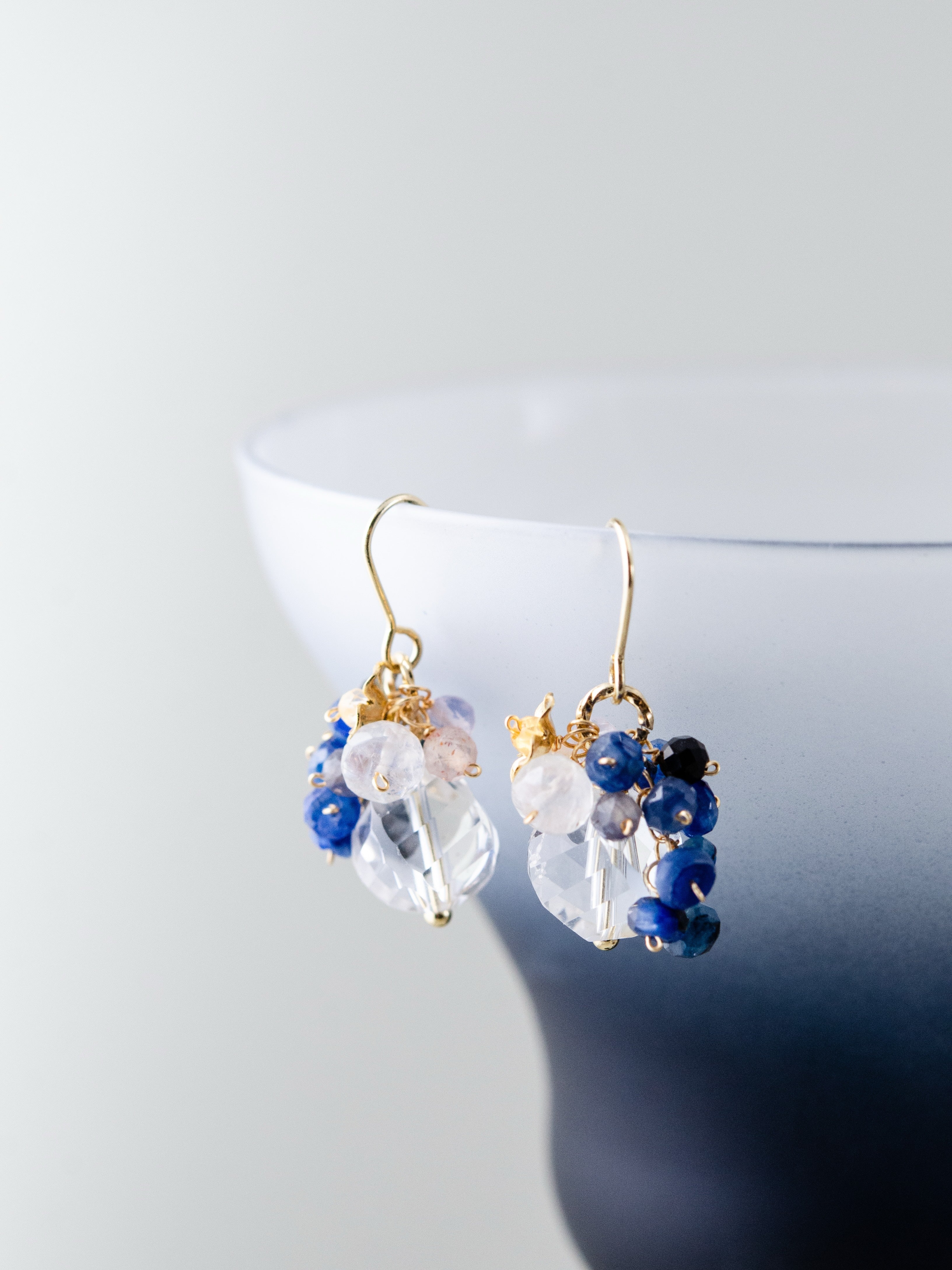 LUCINE カイヤナイト & クリスタル 揺れるピアス〈蒼と透明の詩〉4月