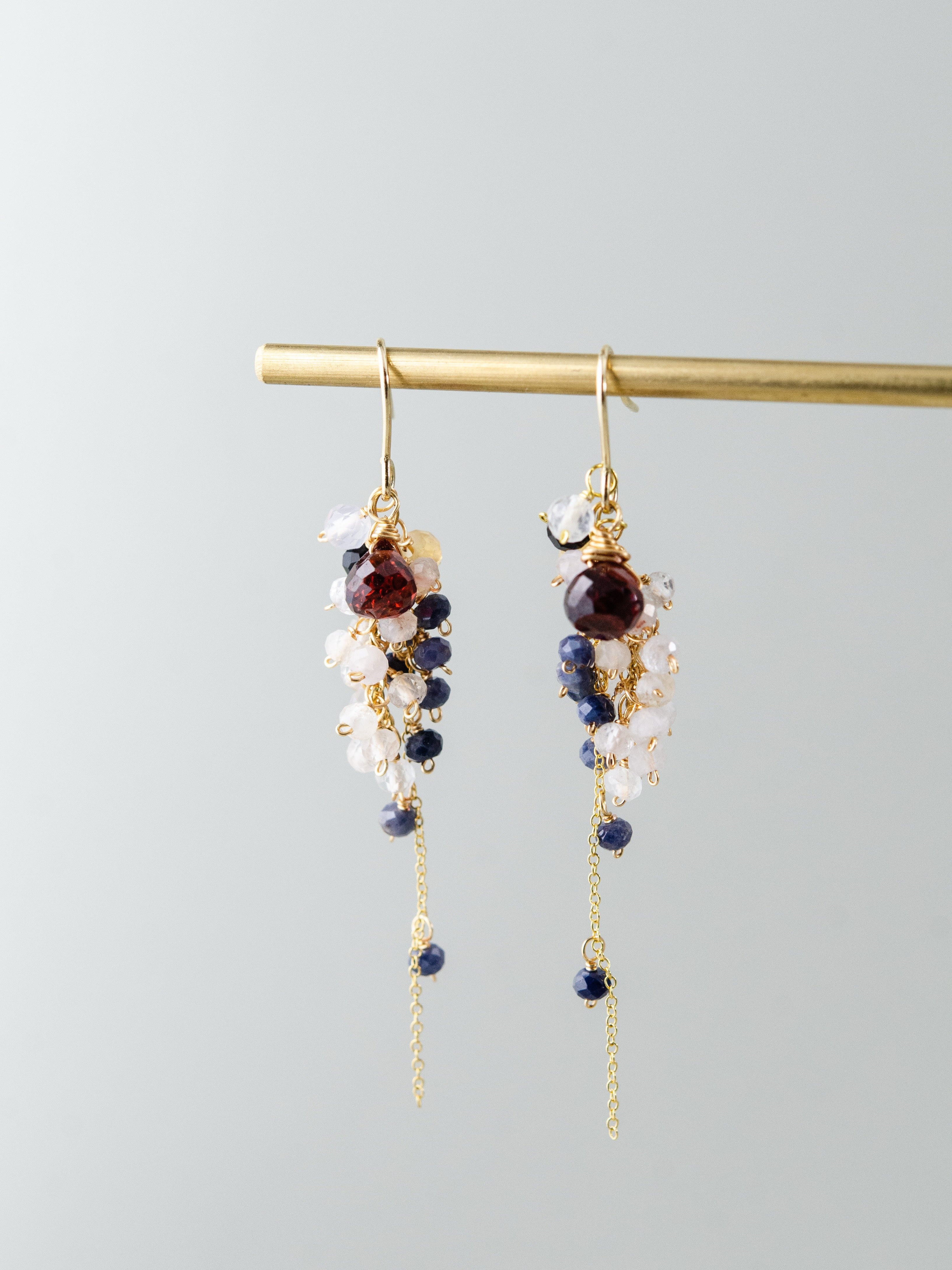 揺れる ピアス 吊り画像 ガーネット サファイア クリアストーン 詳細