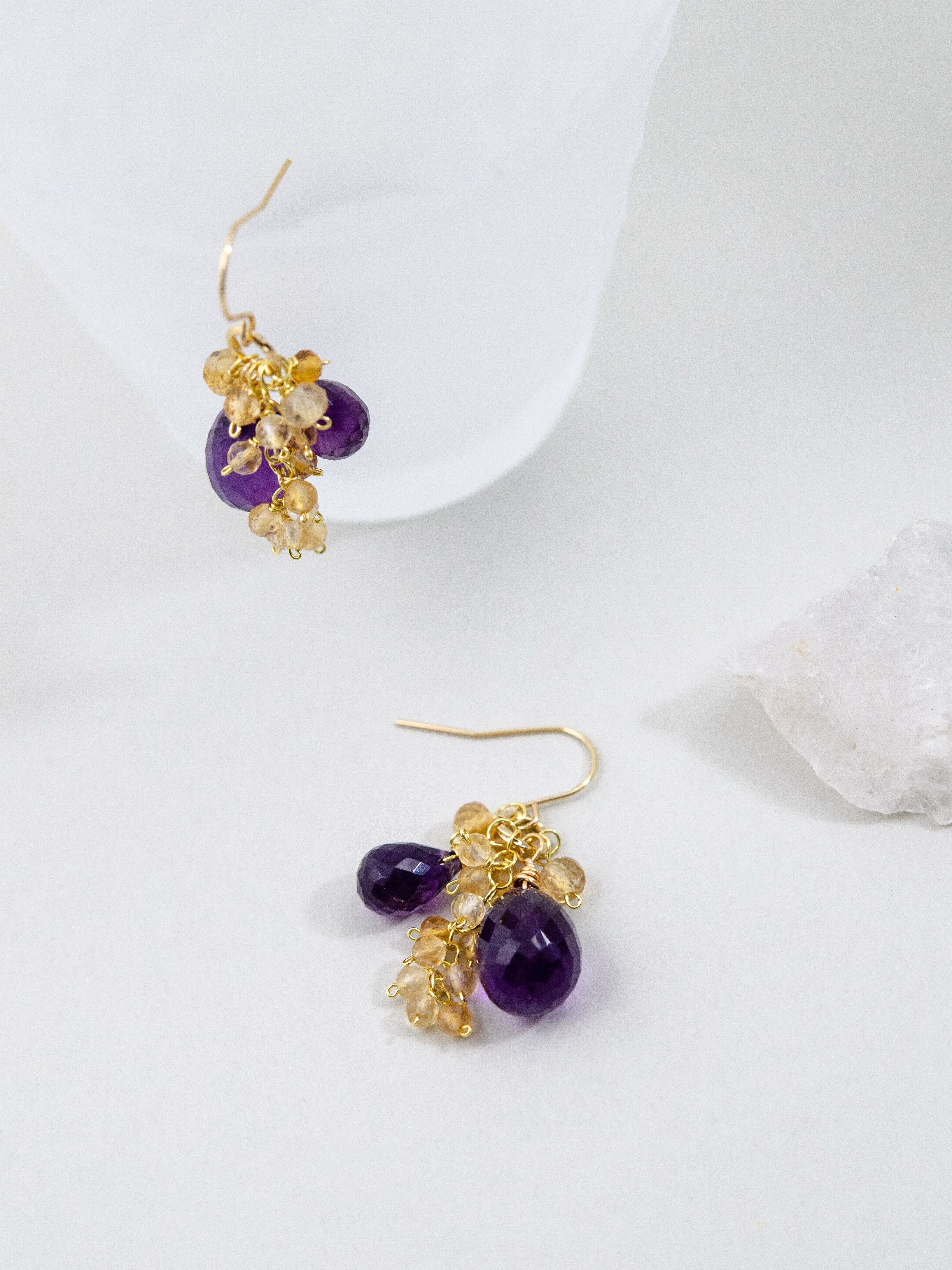 揺れる ピアス 吊り画像 紫と黄色 コントラスト デザイン