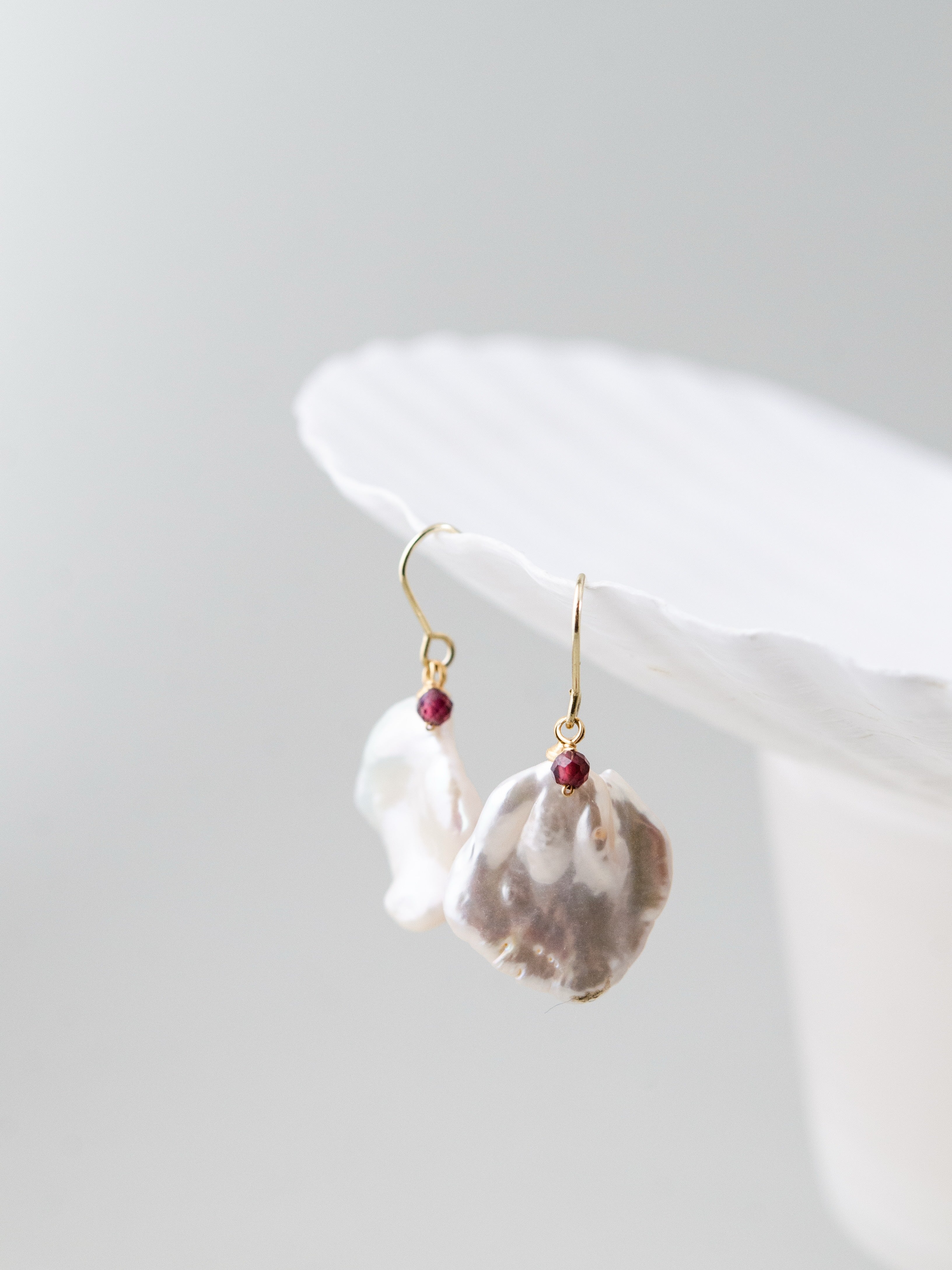 揺れる ピアス 吊り画像 側面 デザイン 詳細 ペタルパール