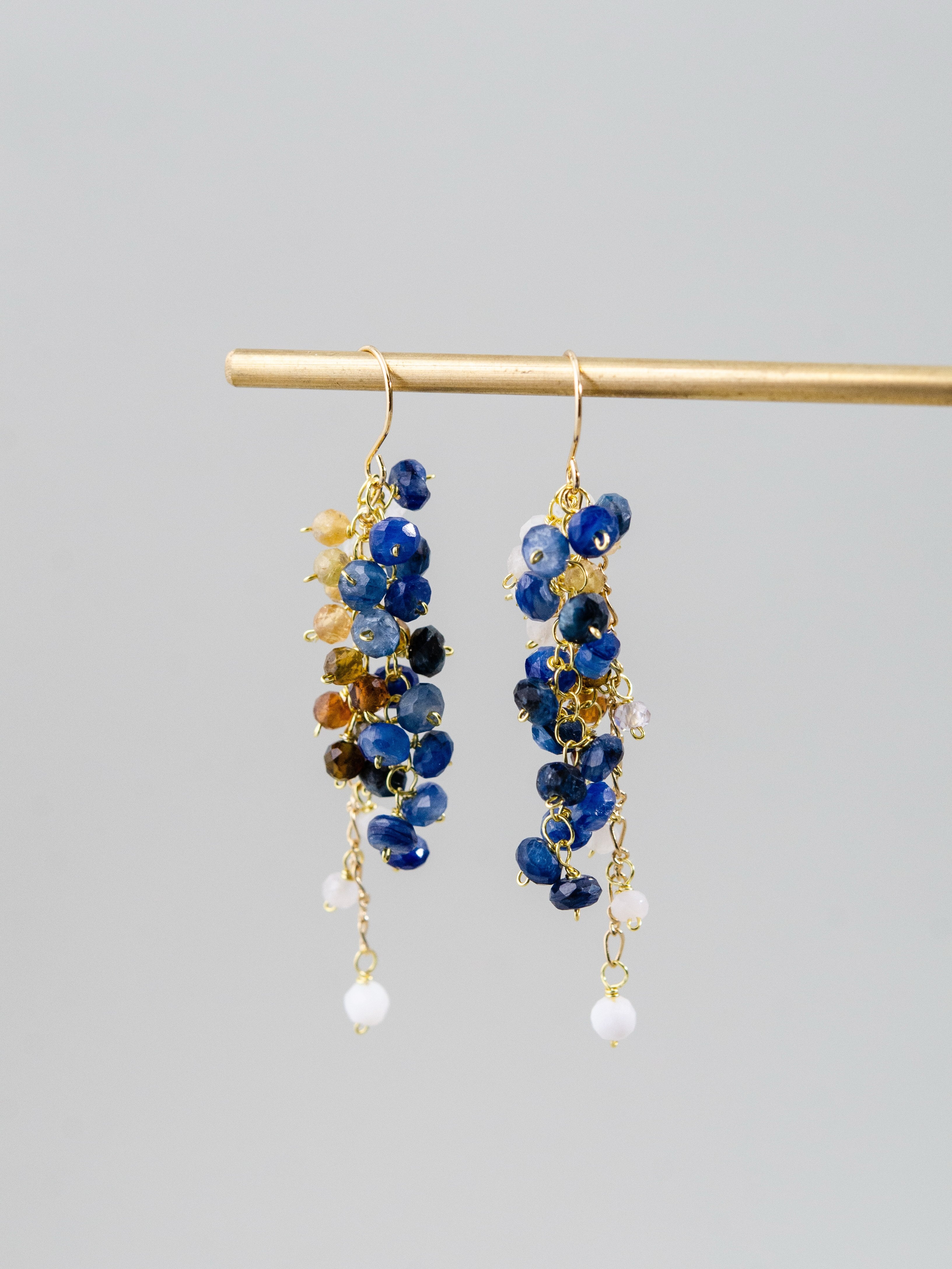 揺れる ピアス 側面 デザイン 質感 立体感