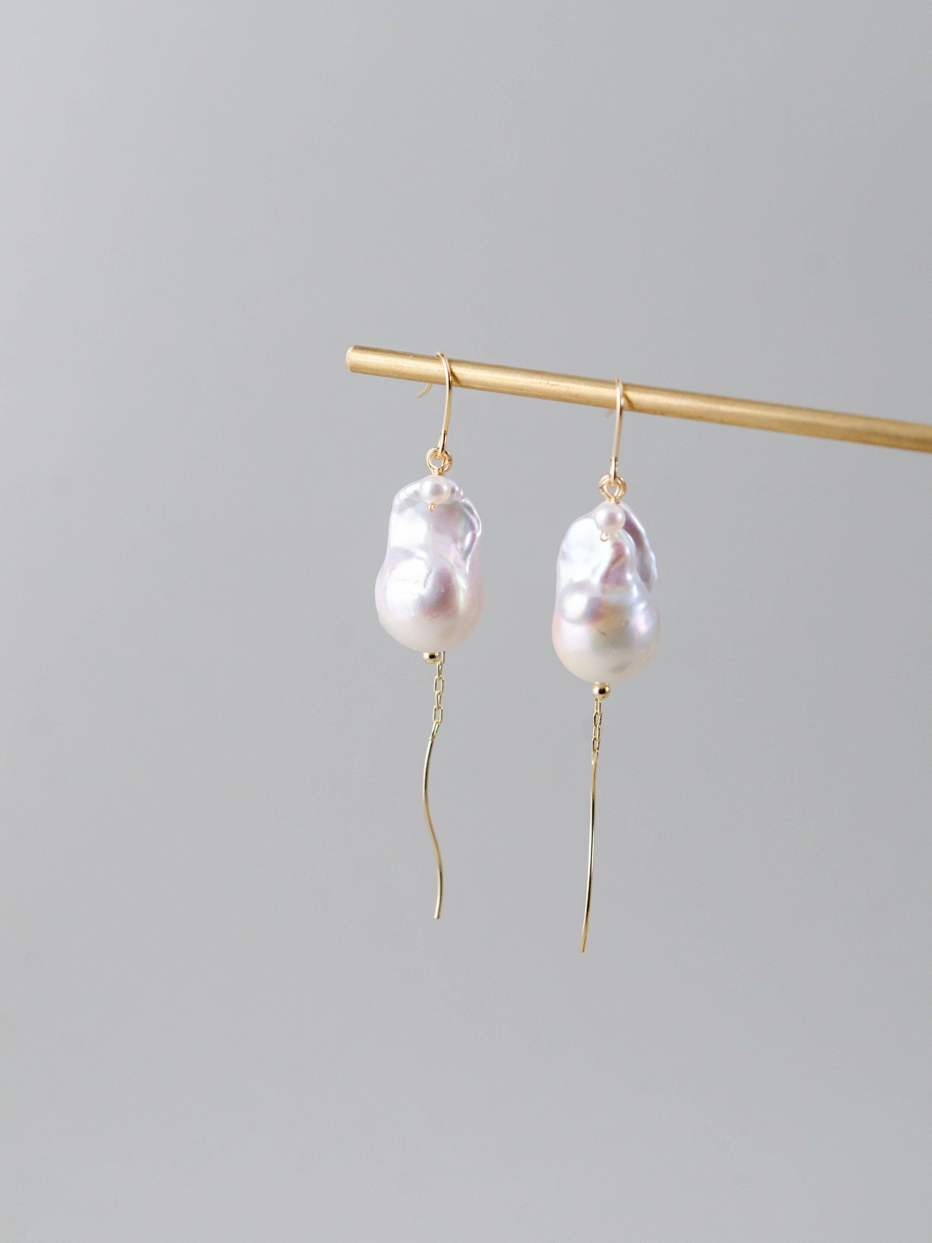 揺れる ピアス 横顔 着用 アップヘア 結婚式 お呼ばれ