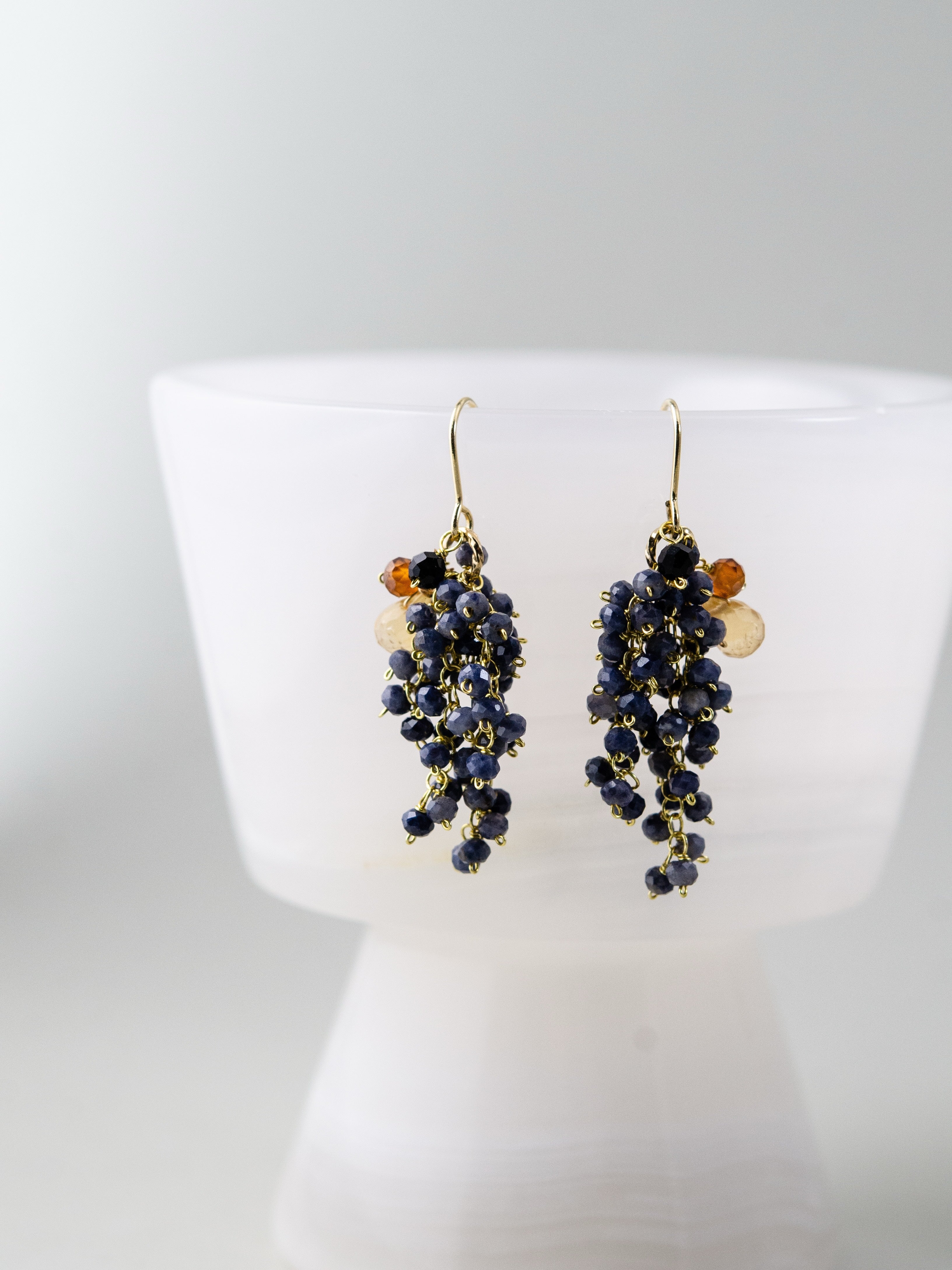 揺れる ロングピアス ディスプレイ 蒼と黄 コントラスト