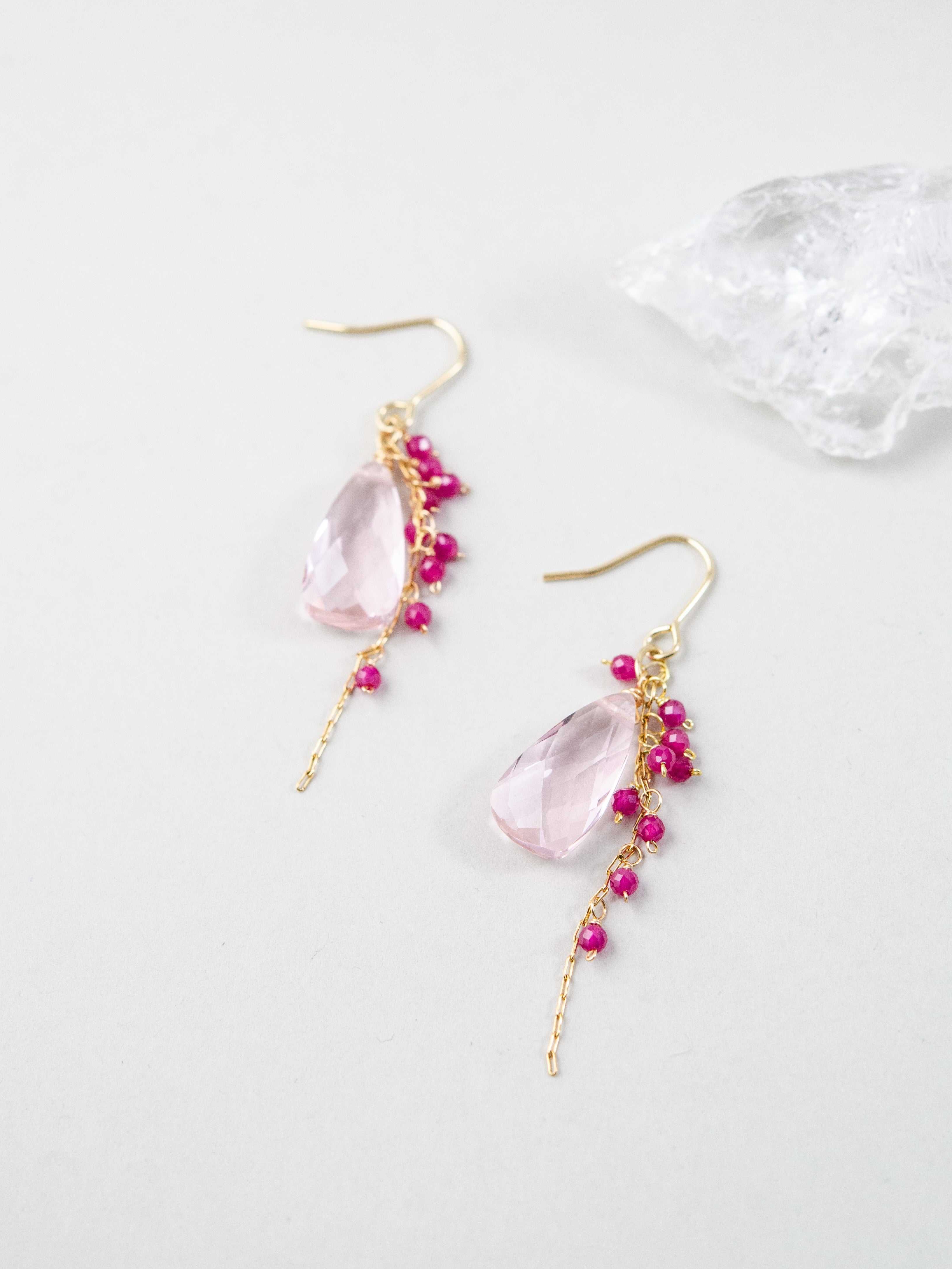 揺れる ロングピアス 置き画 水晶 ルビー 14kgf デザイン