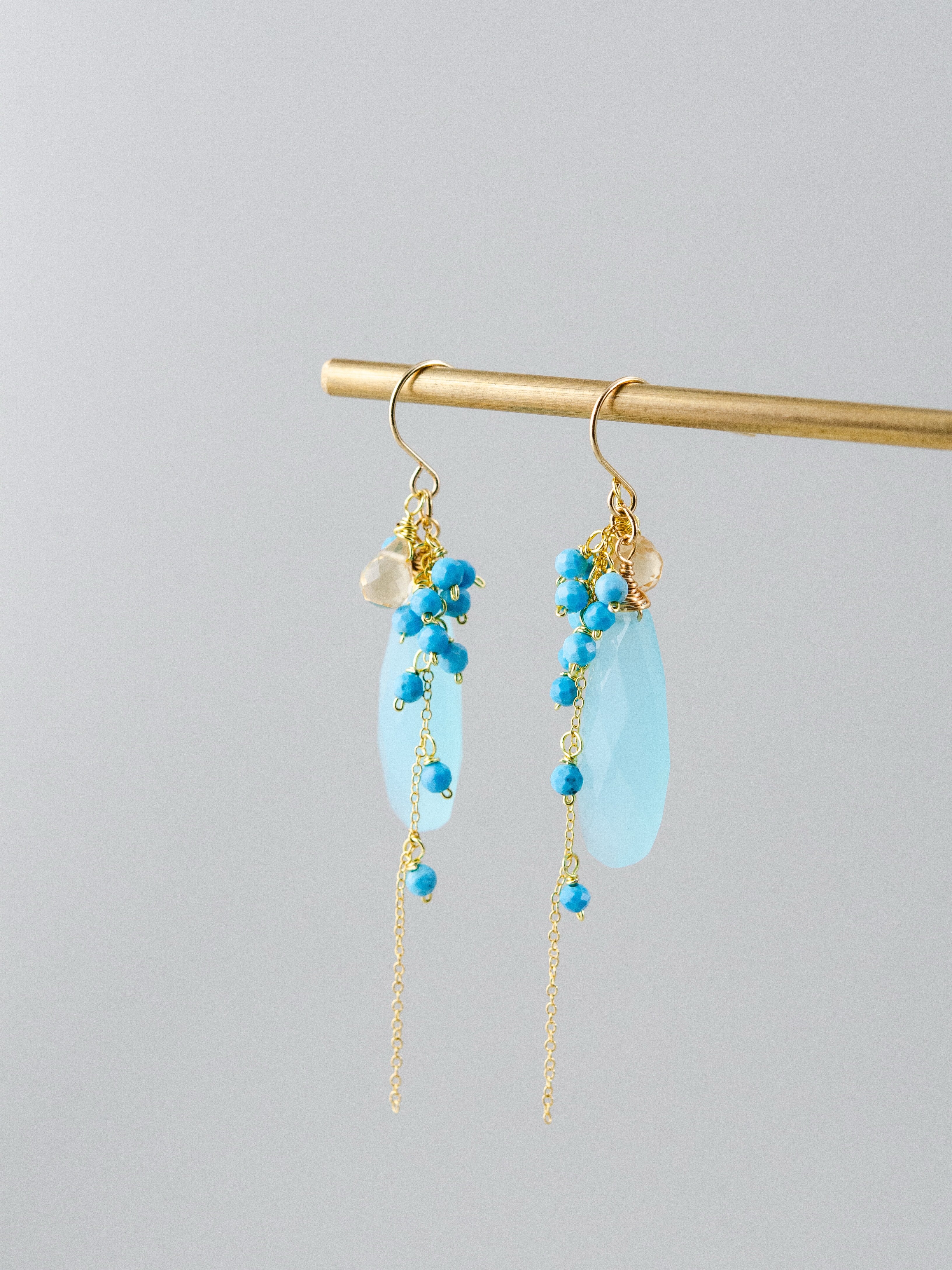 揺れる ロングピアス 正面 シルエット 透明感