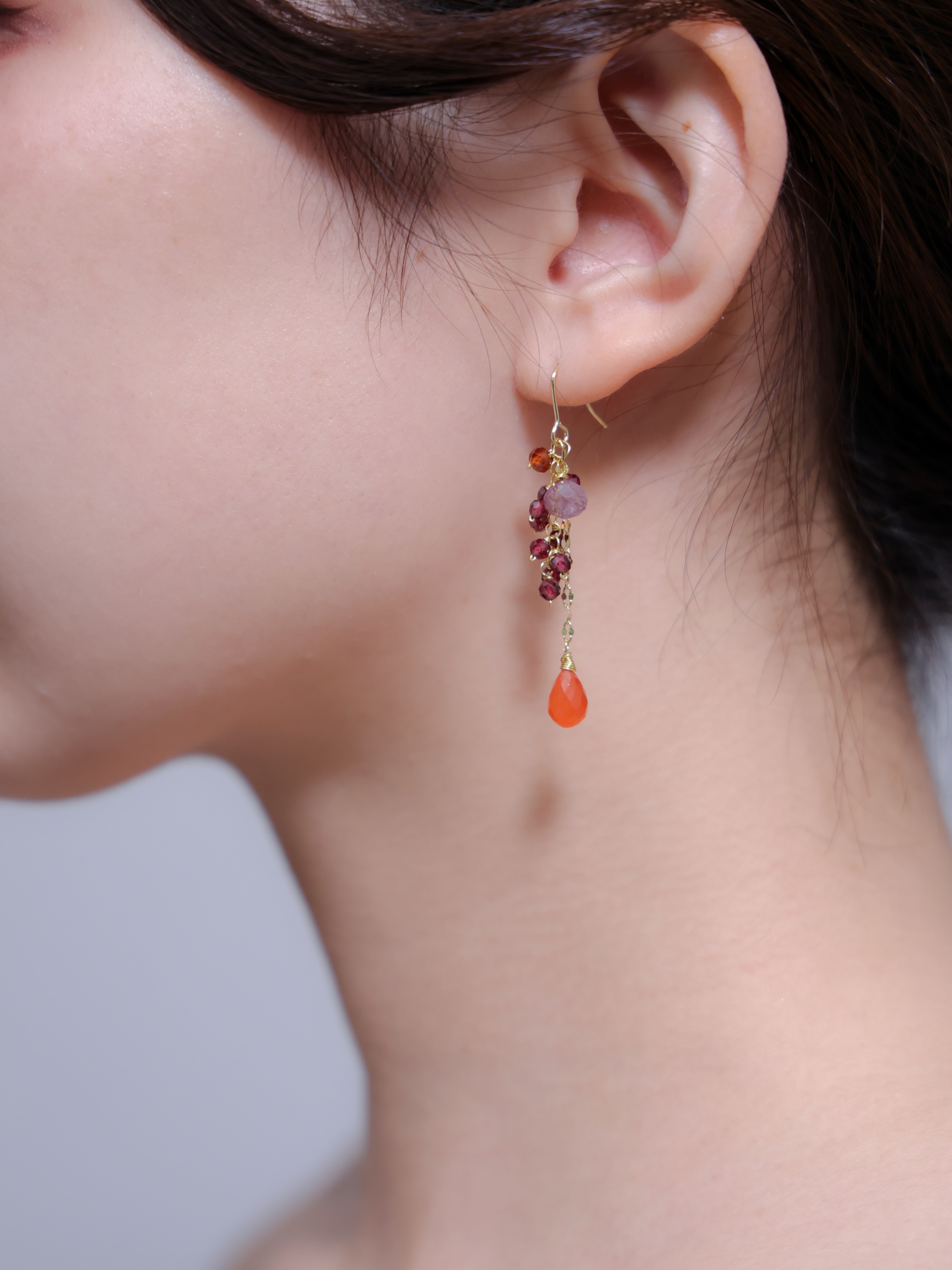 揺れる ロングピアス 横顔 着用 伏し目 上品な赤