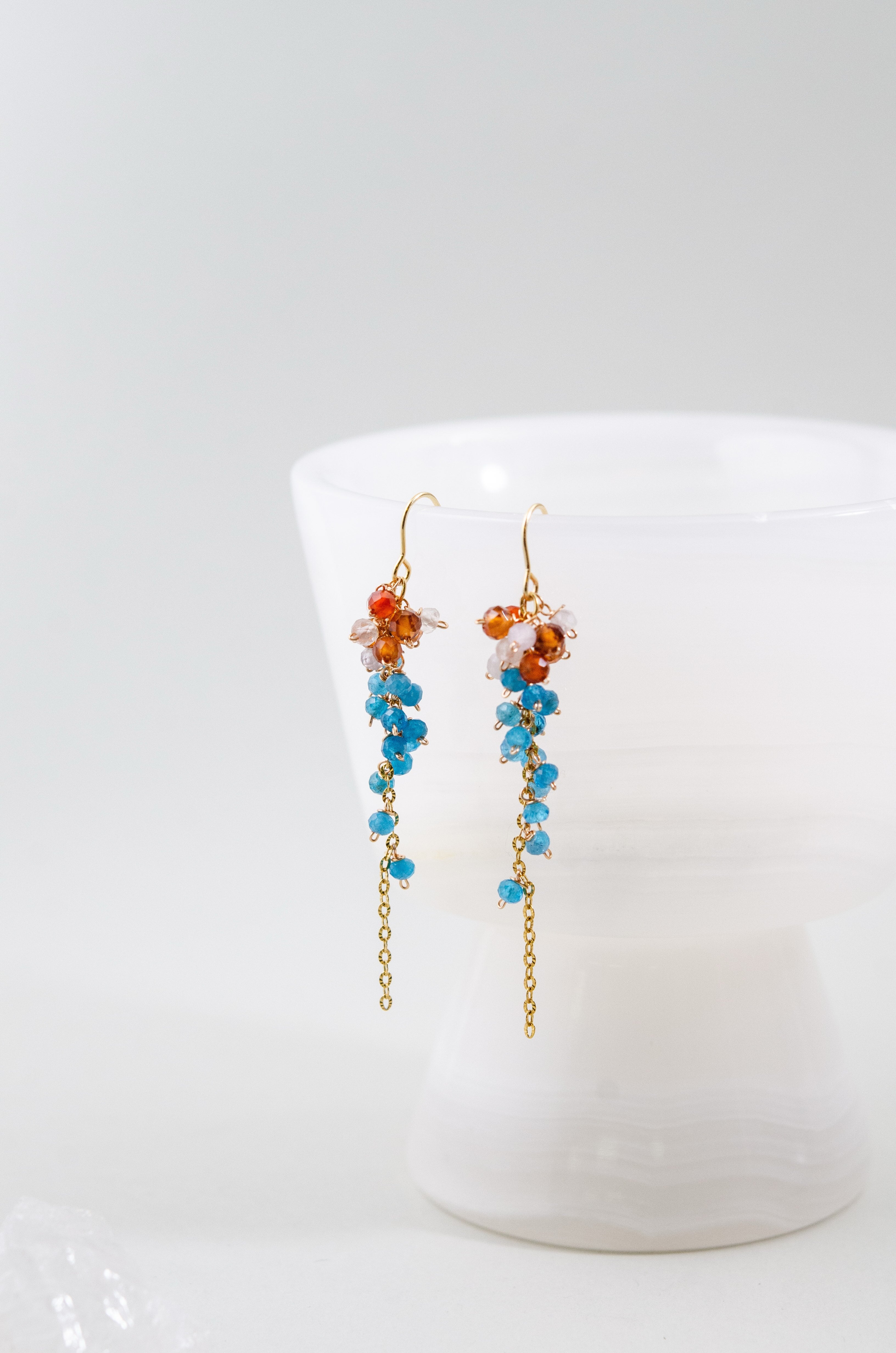 揺れる ロングピアス 側面 青とオレンジ アパタイト