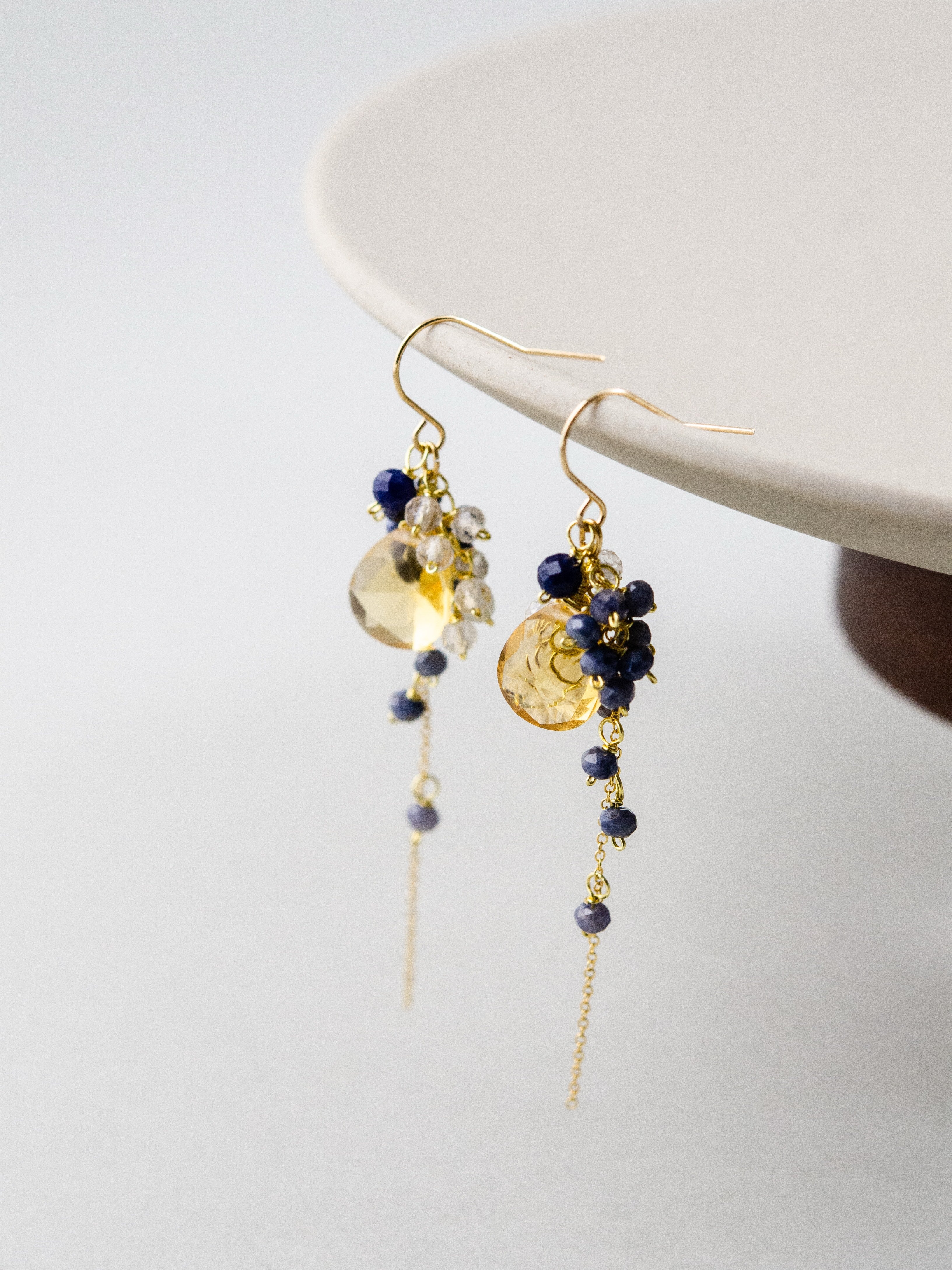 揺れる ロングピアス 側面 デザイン 青と輝きのコントラスト