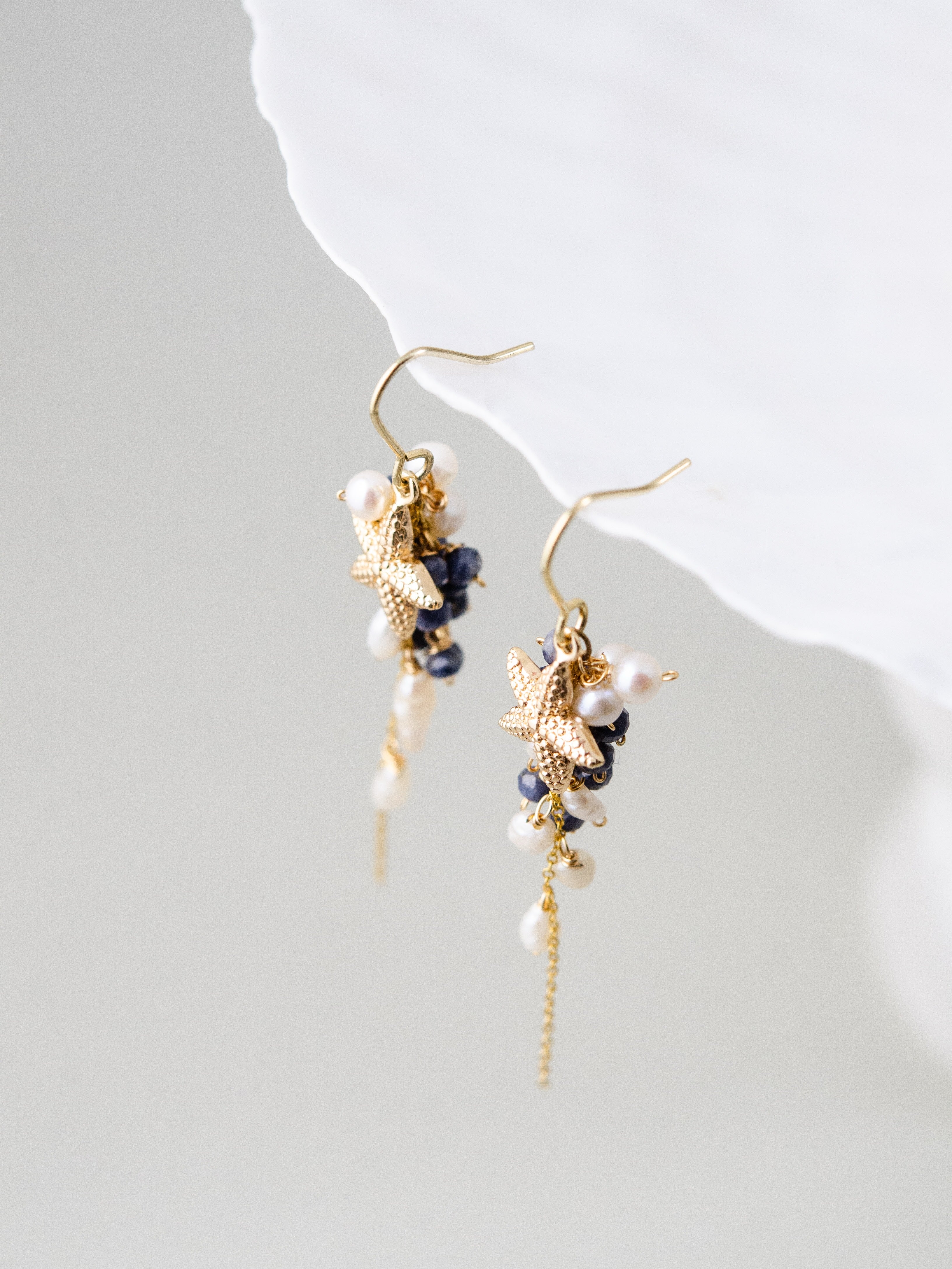 揺れる ロングピアス 側面 デザイン 蒼と白 コントラスト