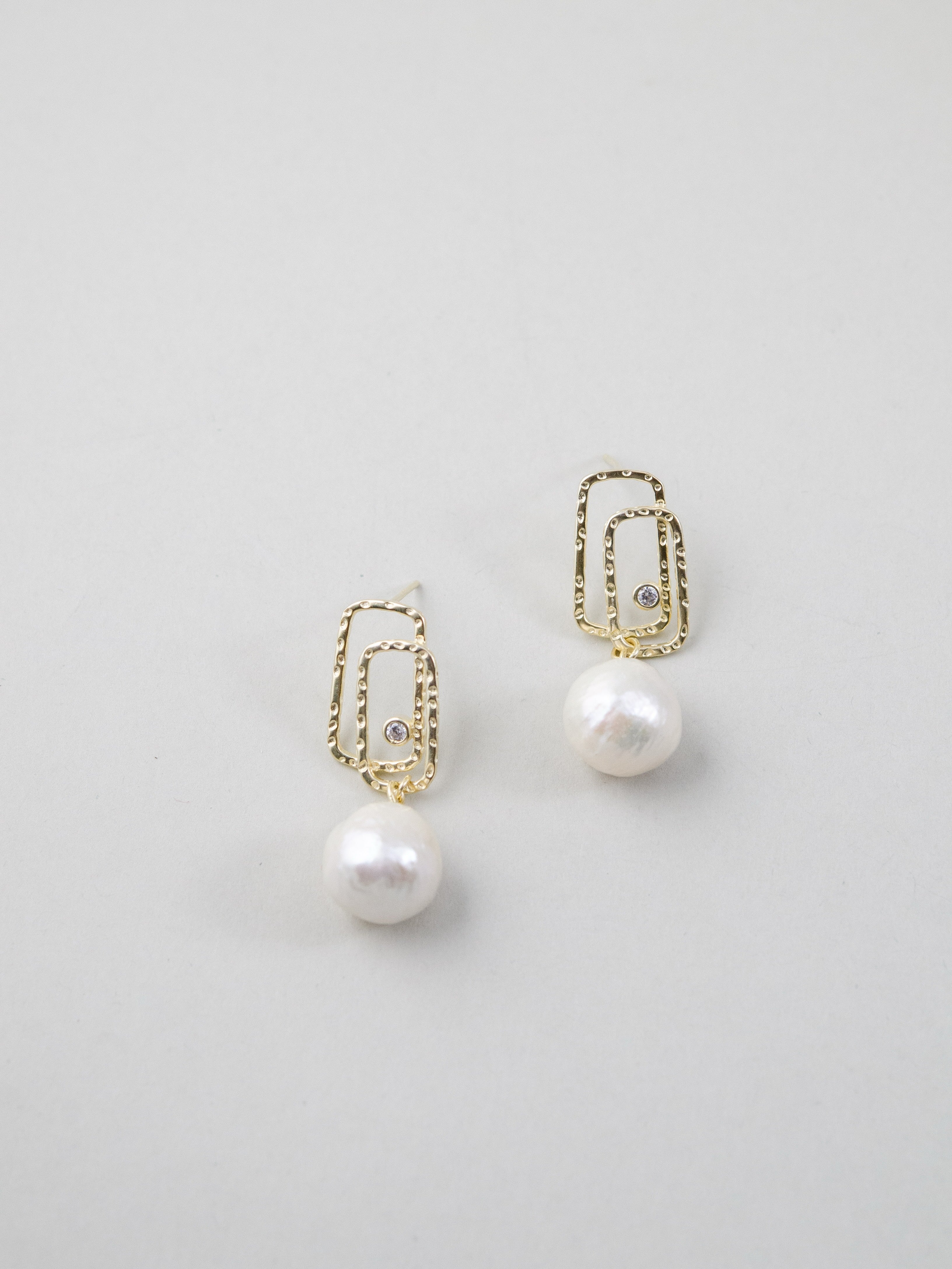 揺れる パールピアス 側面 幾何学的 デザイン モダン