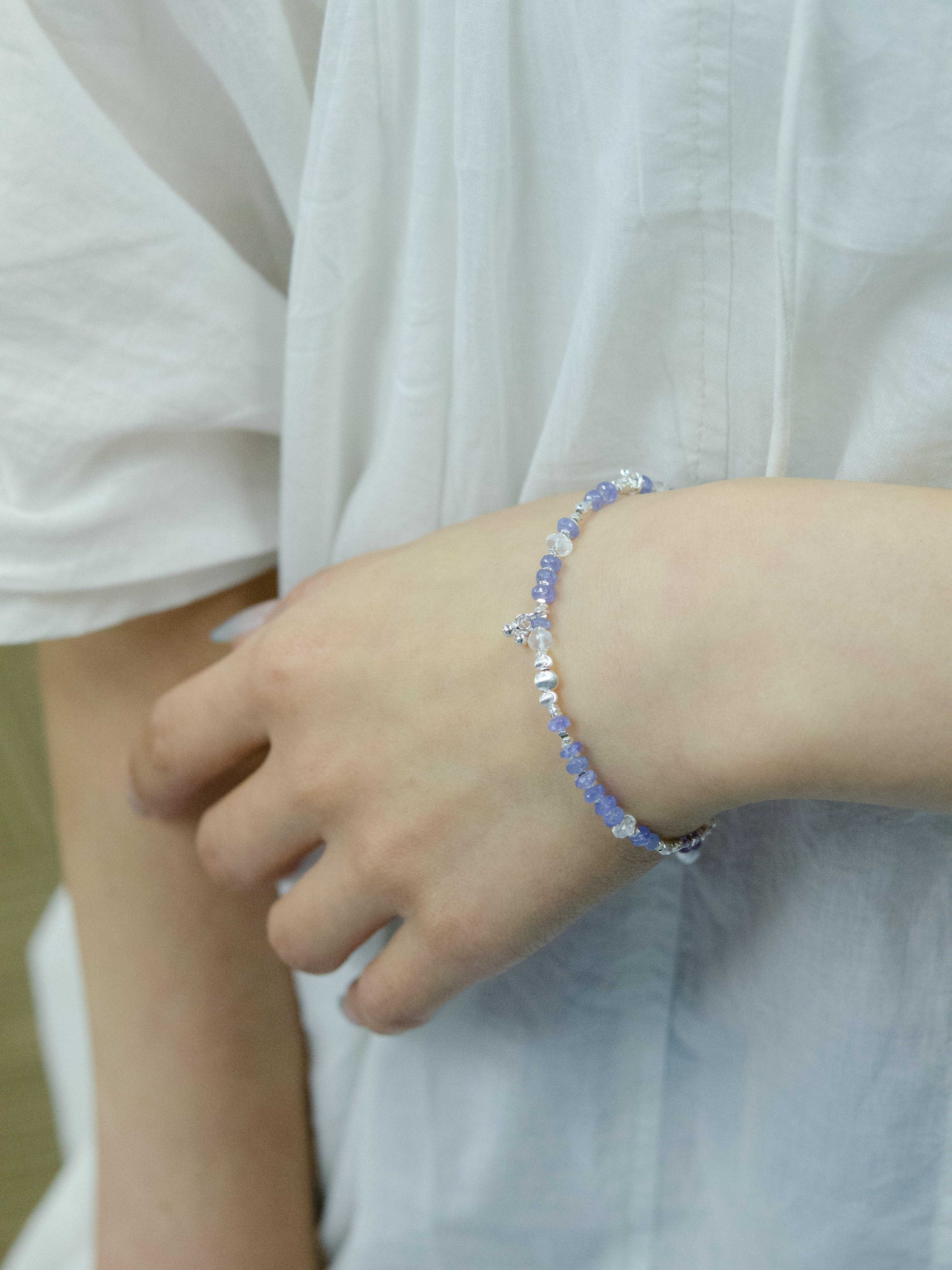 揺れるチャーム ブレスレット 着用イメージ 繊細なきらめき