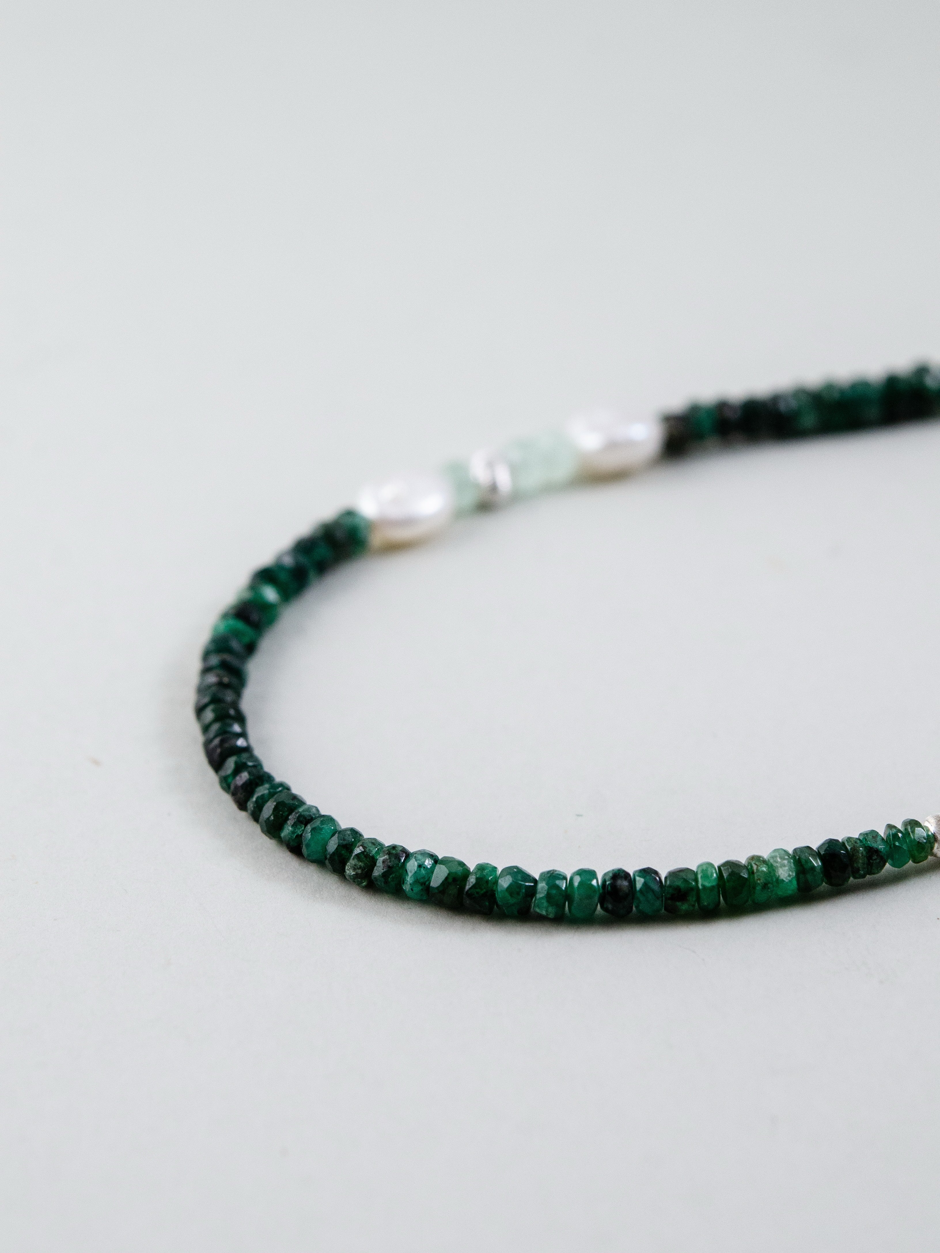 濃い緑 エメラルド ビーズ 詳細 パール アクセント コントラスト