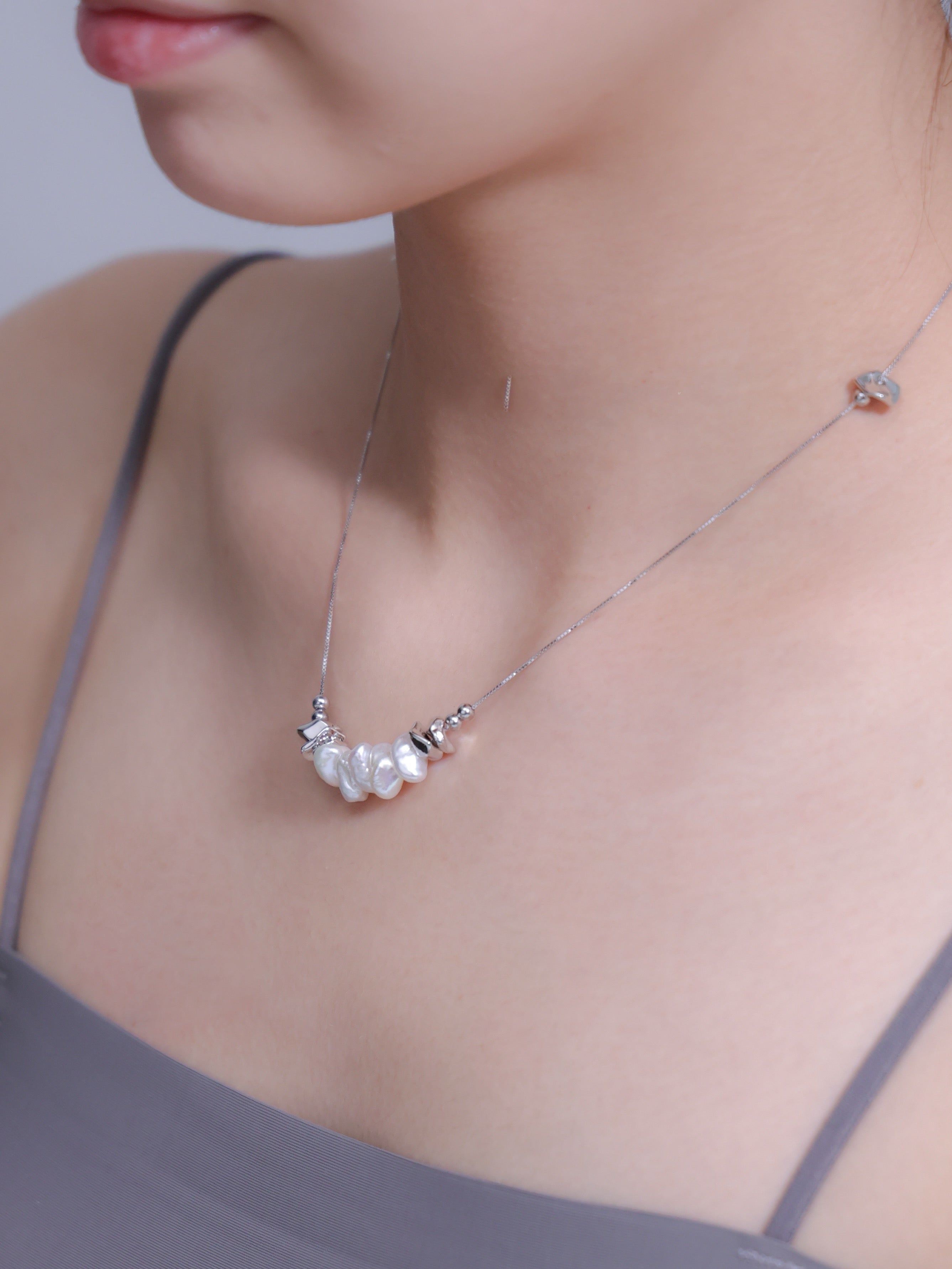 デコルテ美人 ネックレス 着用画像 鎖骨 バロックパール 華奢