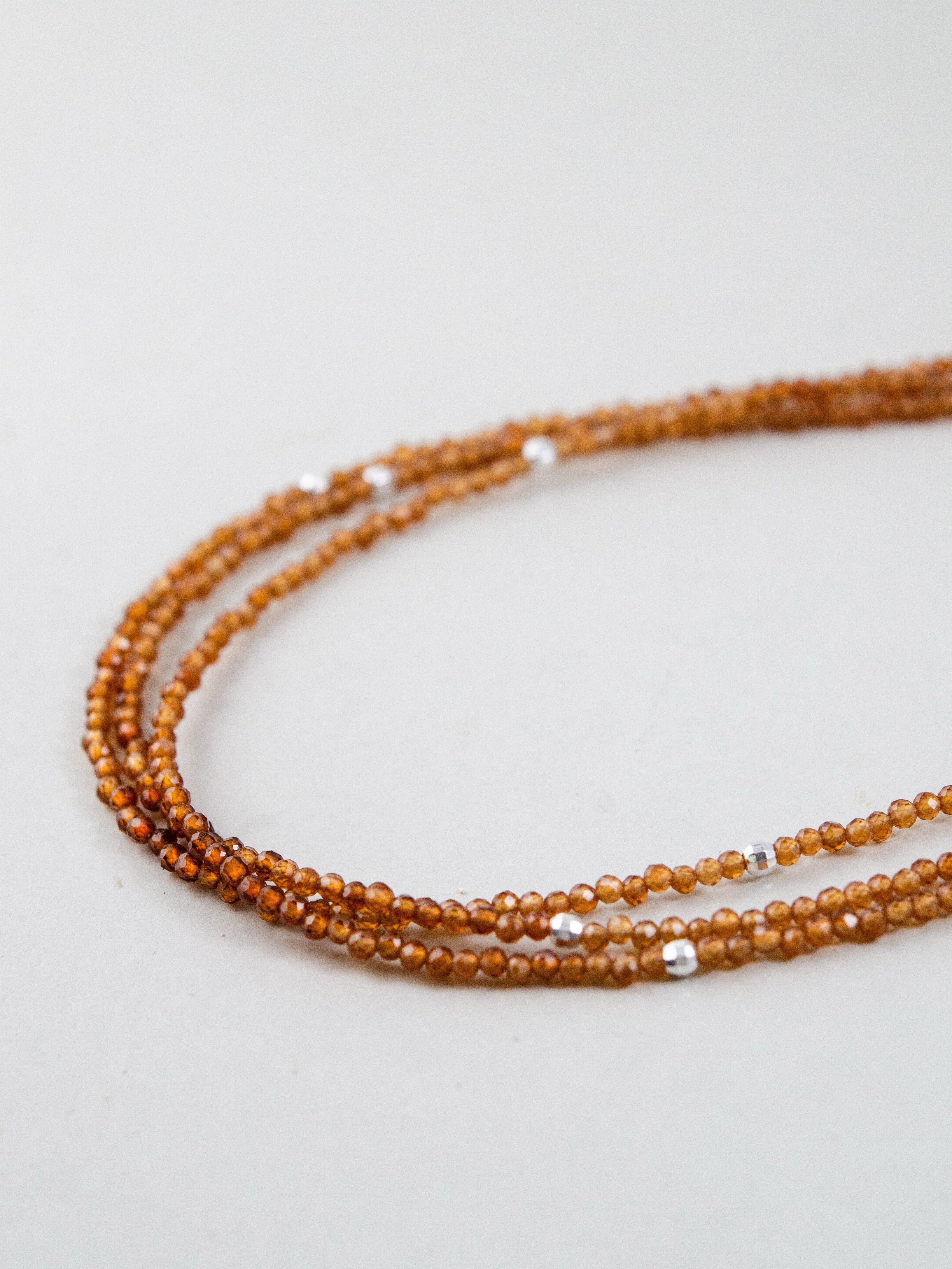 繊細な ビーズ ネックレス 詳細 束感 ボリューム