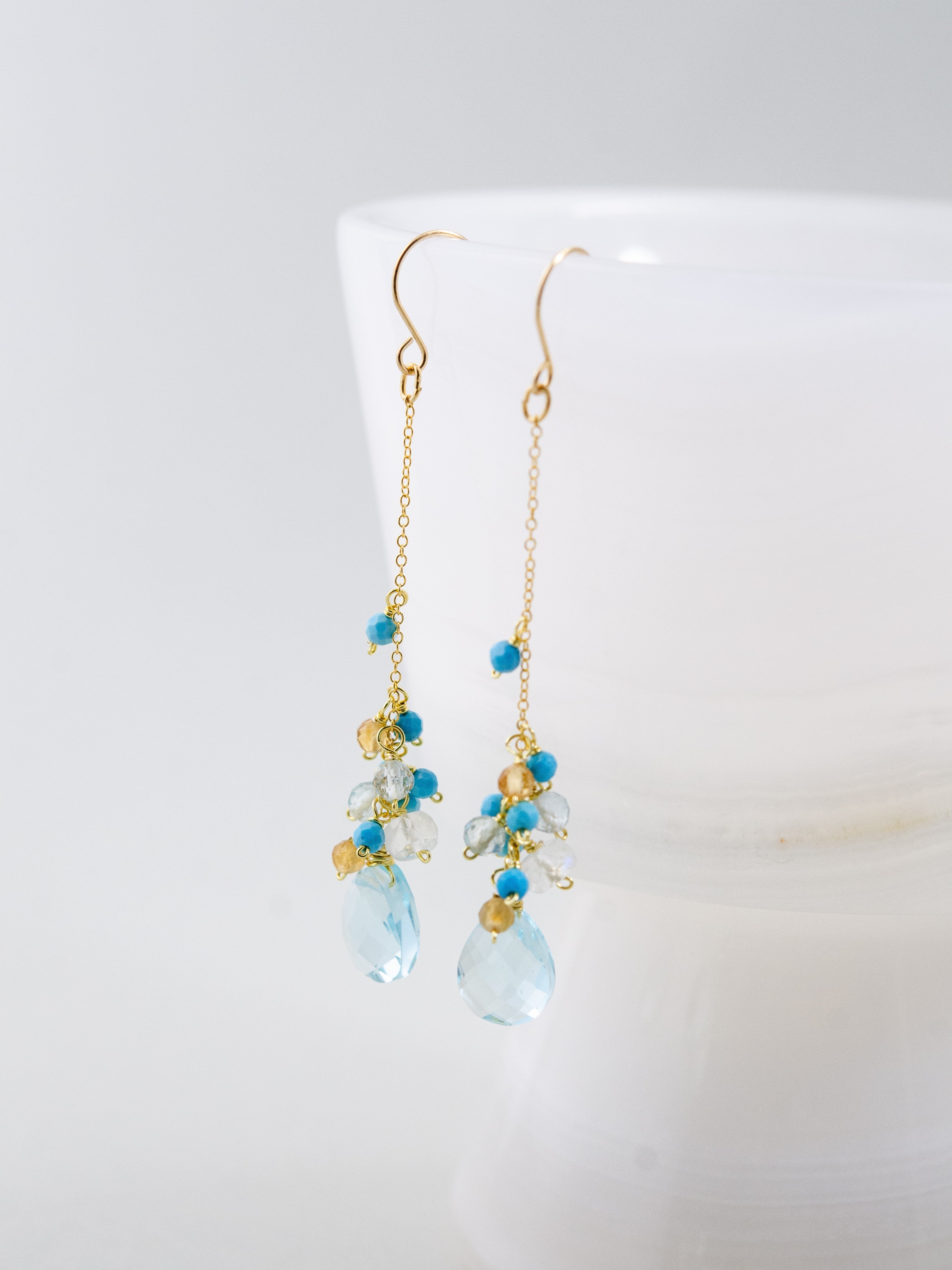 繊細なチェーン 揺れるピアス 14kgf デザイン詳細