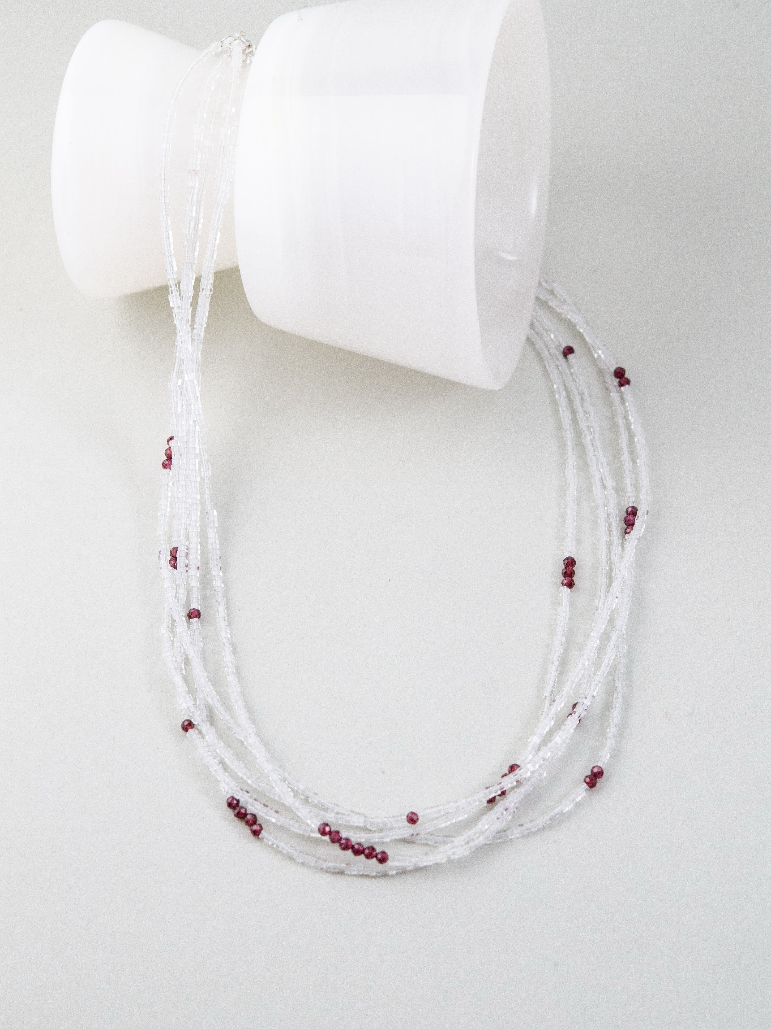 繊細な ネックレス ディスプレイ 輝き 1月・4月誕生石