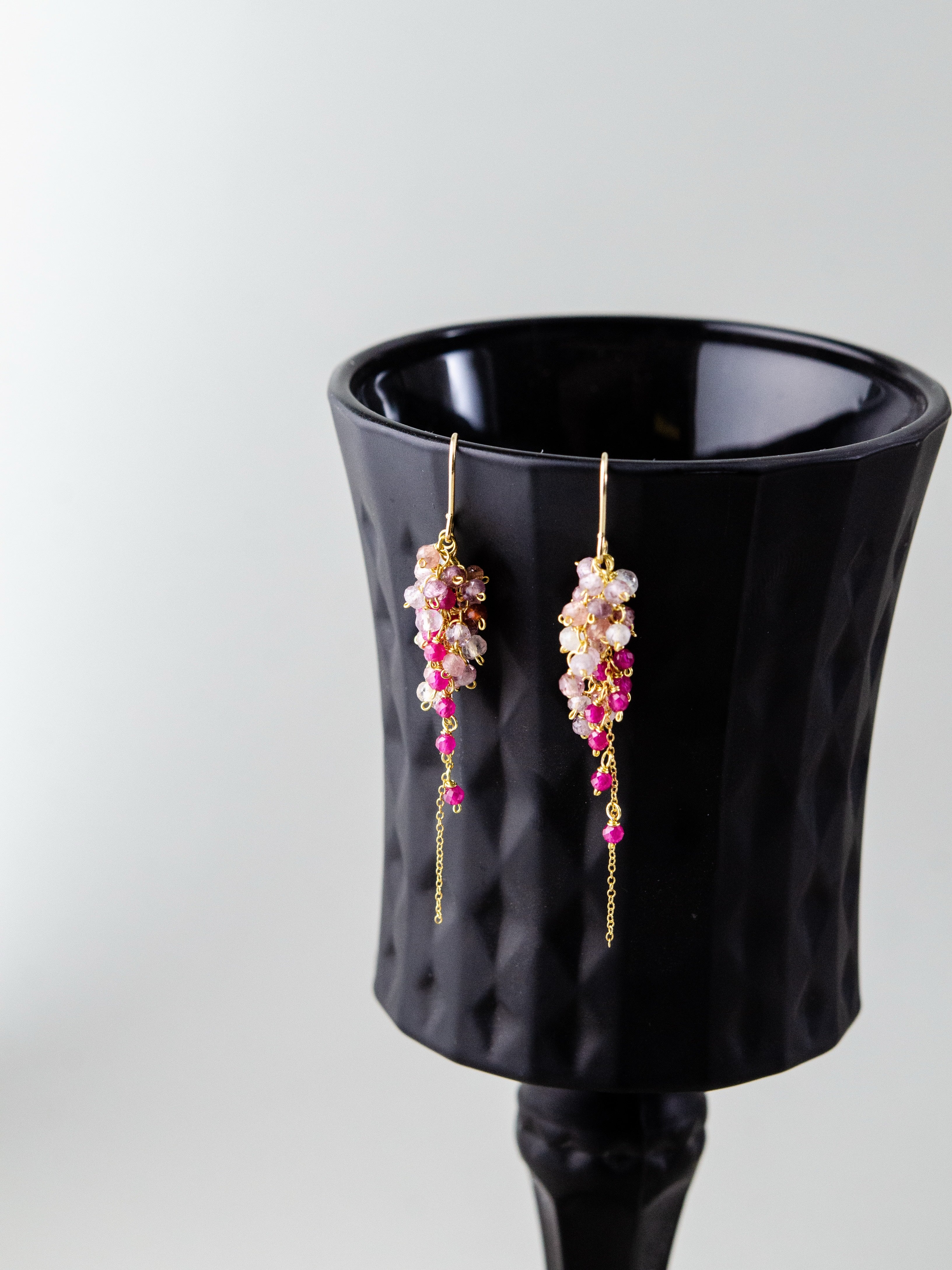 ピアス ディスプレイ 黒背景 コントラスト 鮮やか ピンクストーン