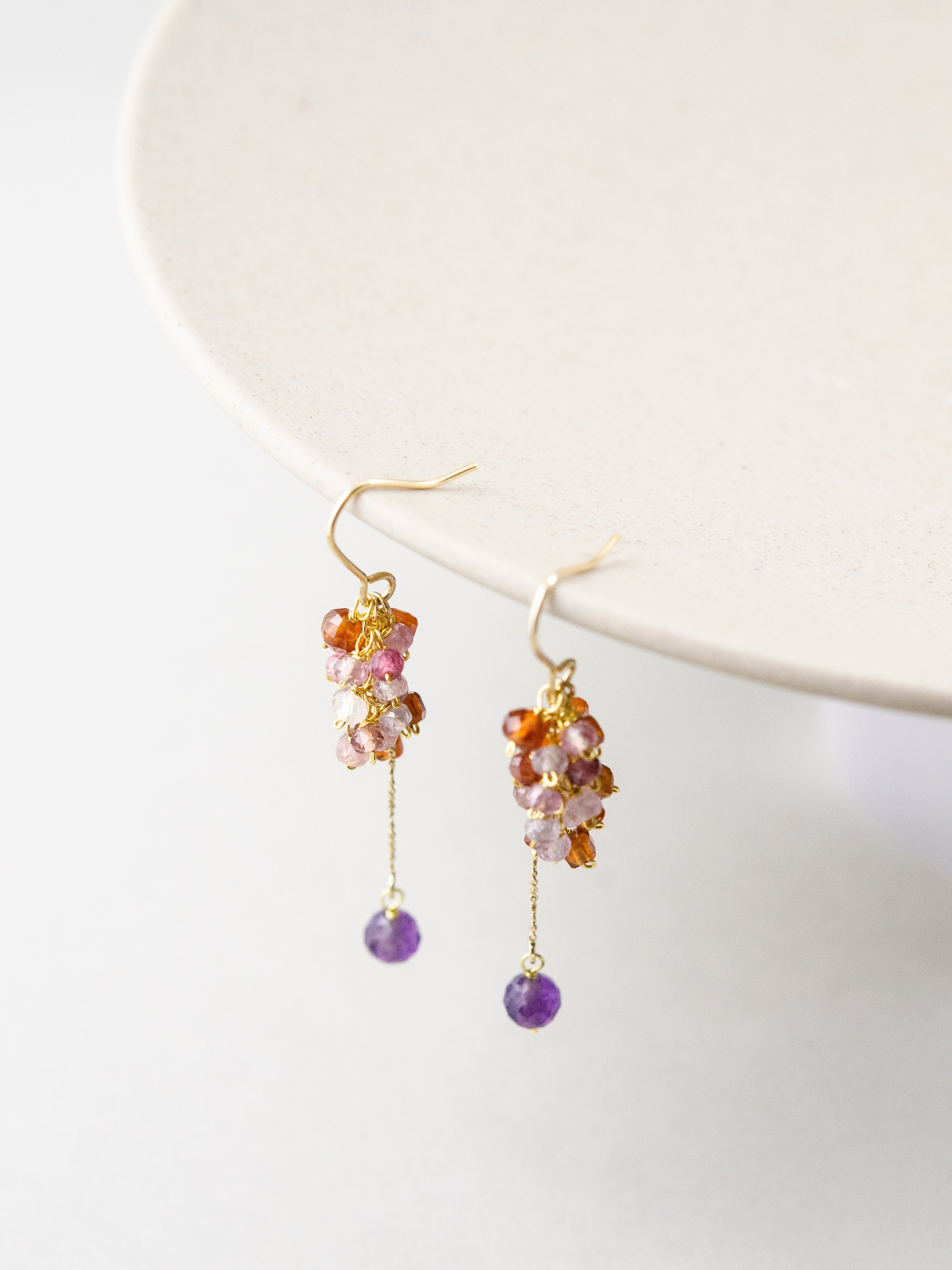 ピアス ディスプレイ 吊り画像 紫の雫 揺れる 輝き