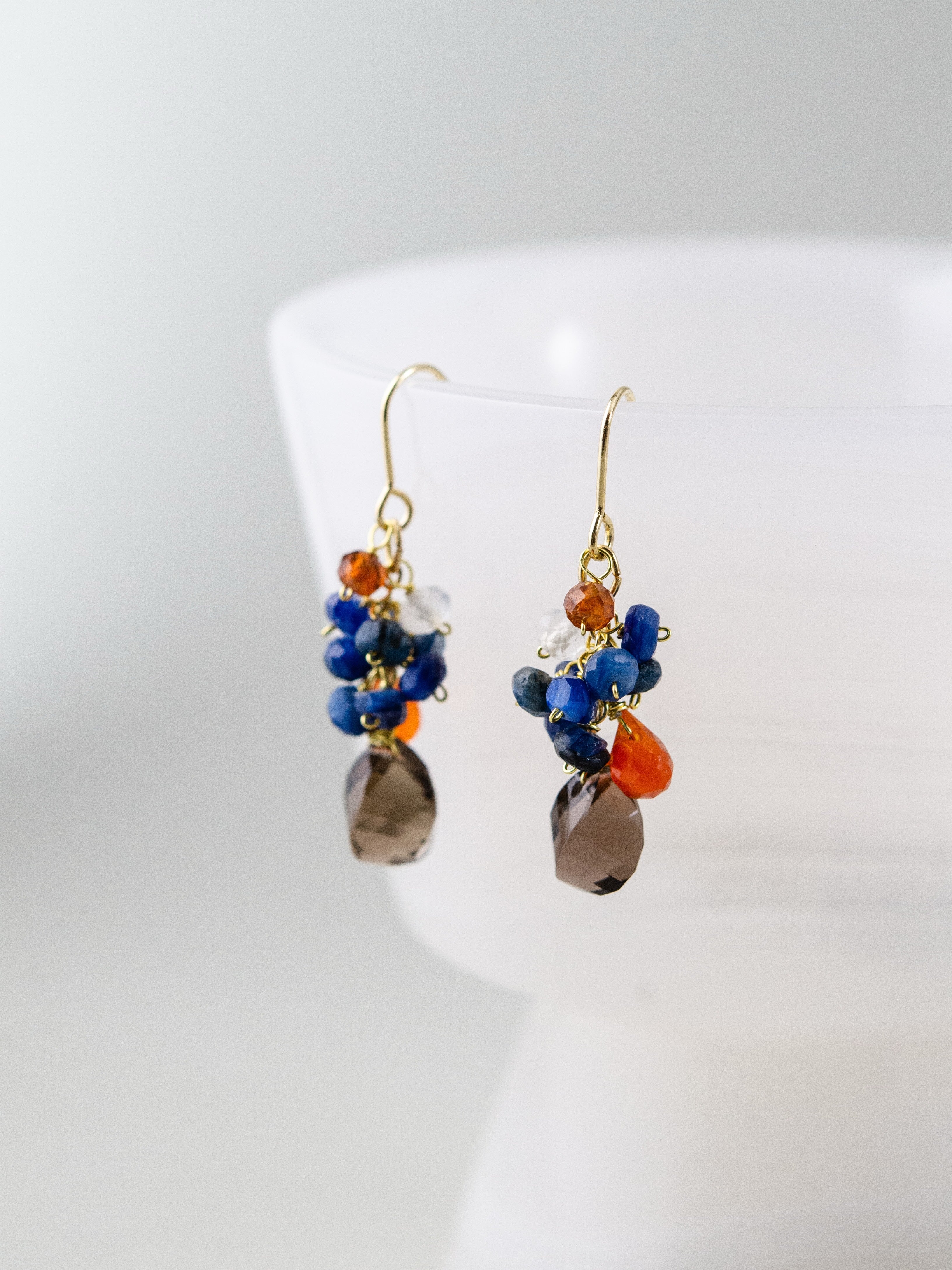 ピアス ディスプレイ 吊り画像 詳細 蒼と褐色 コントラスト