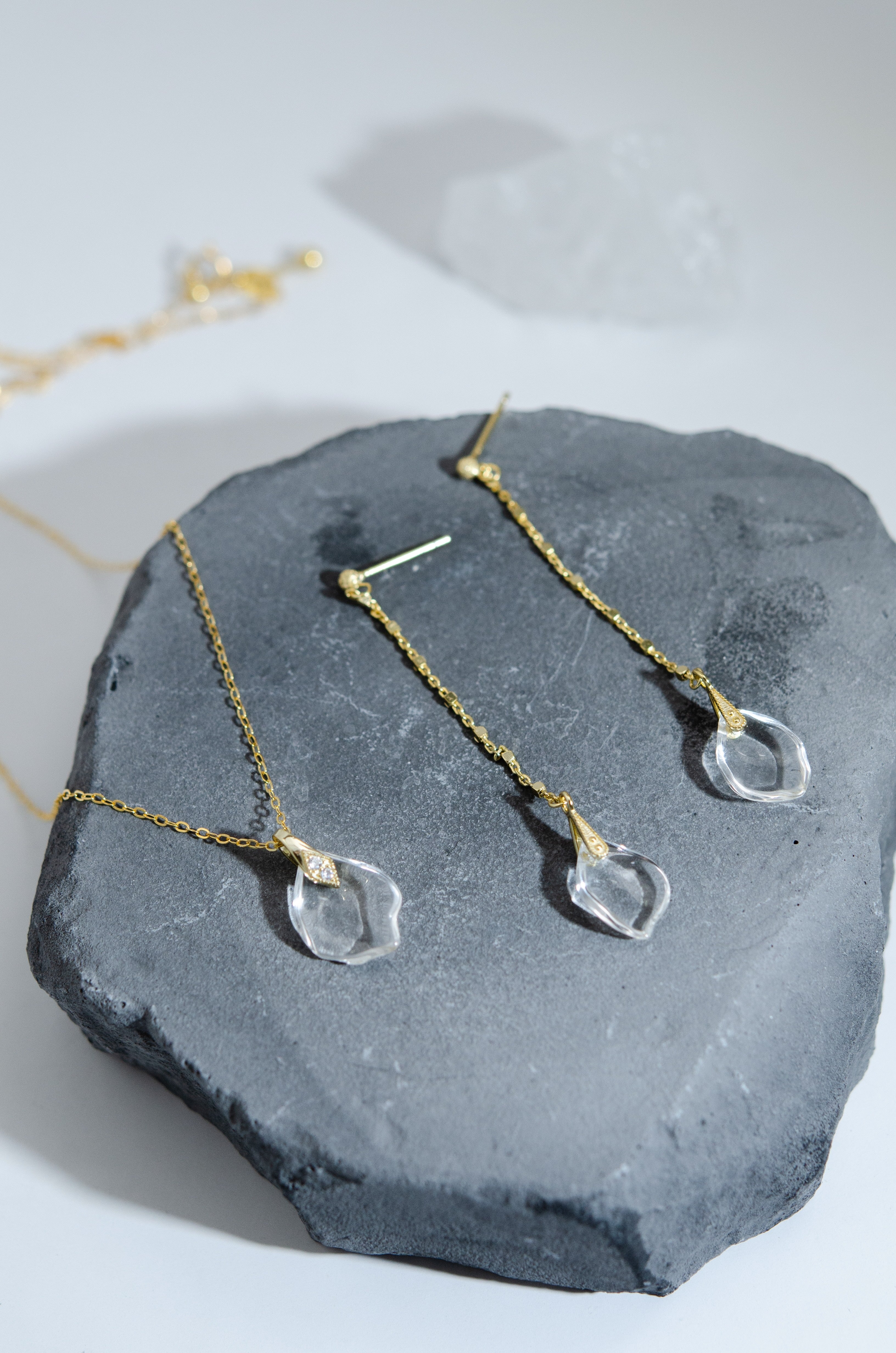 ピアス ディスプレイ 岩 ストーン 氷の質感 際立つ