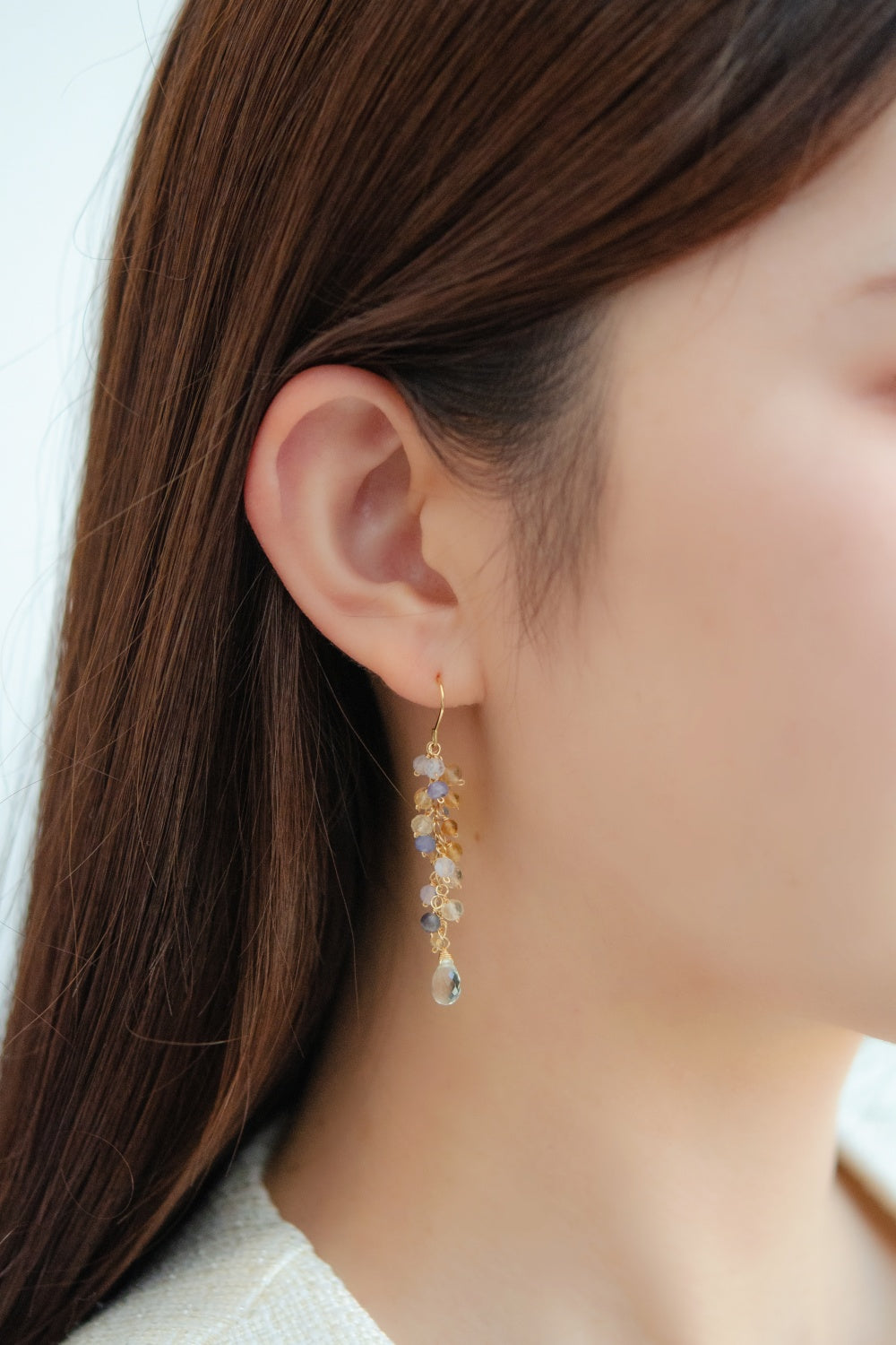 ピアス 着用画像 青トップス コーデ 色合わせ ラピスラズリ