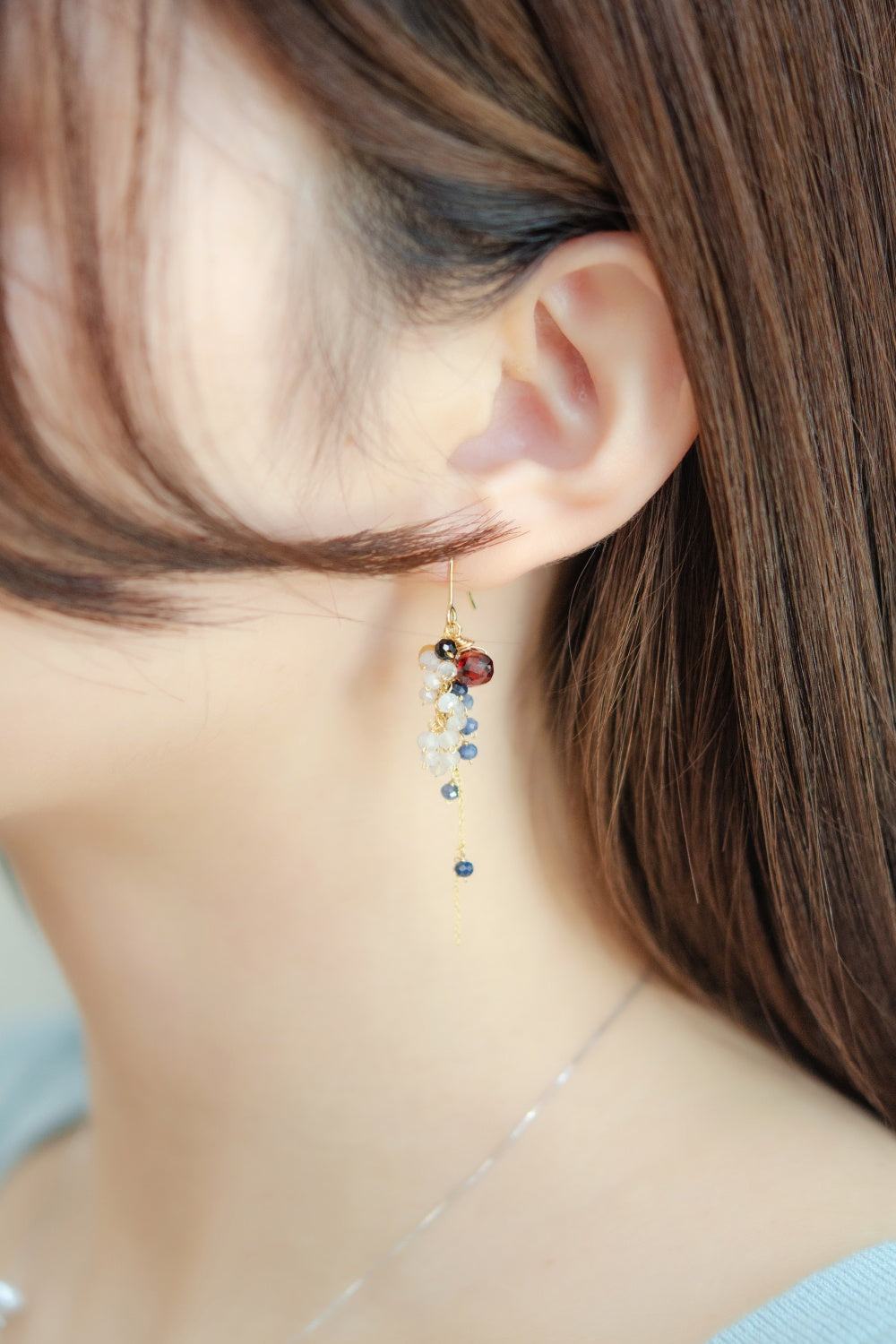 ピアス 着用画像 青トップス コーデ 色合わせ おしゃれ