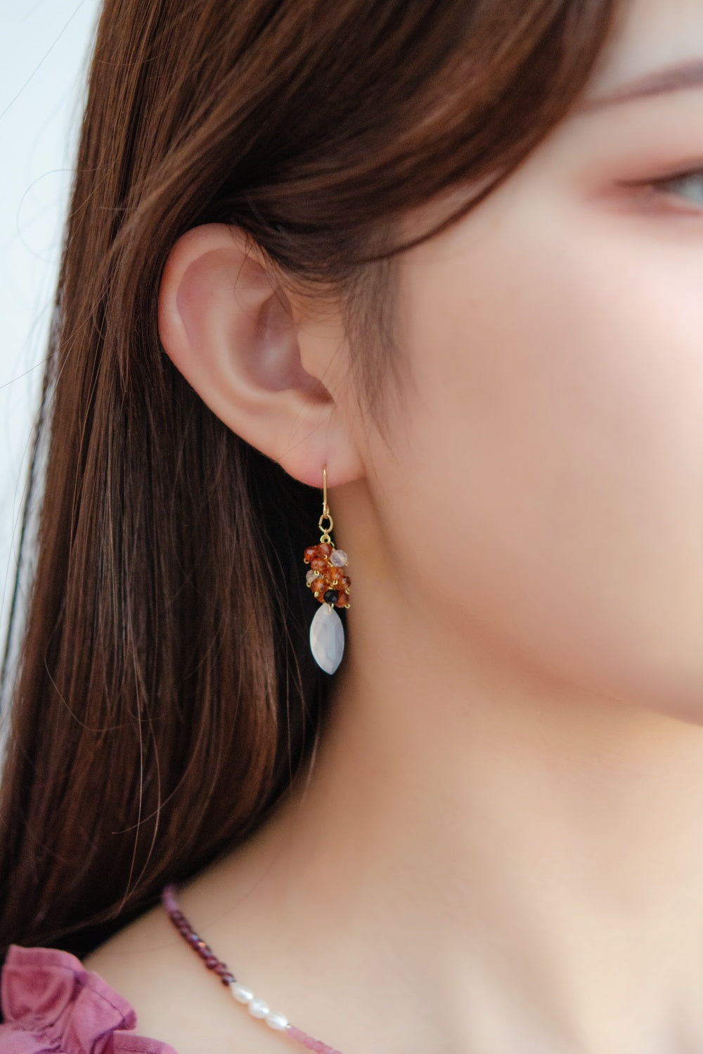 ピアス 着用画像 茶髪 フェミニン 柔らかい光 雰囲気