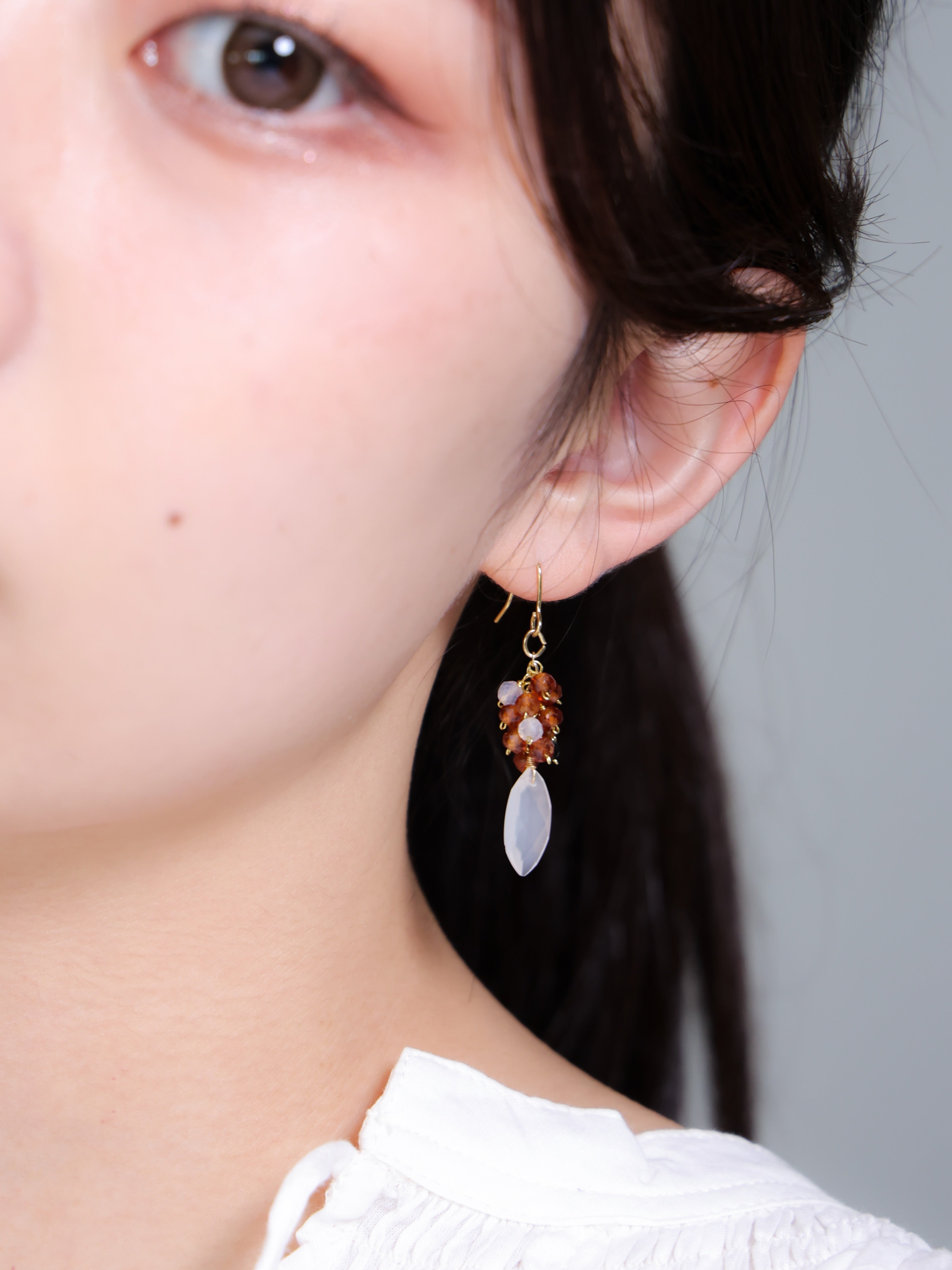 ピアス 着用 顔周り アップ 美肌 透明感 オレンジ