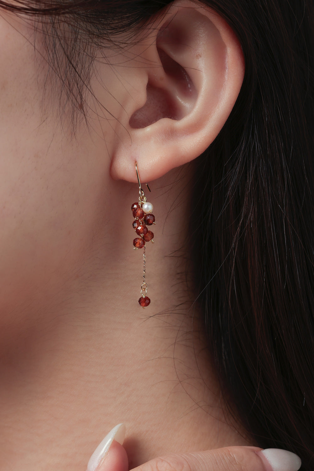 ピアス 着用 仕草 女性らしい 雰囲気 暖かい色