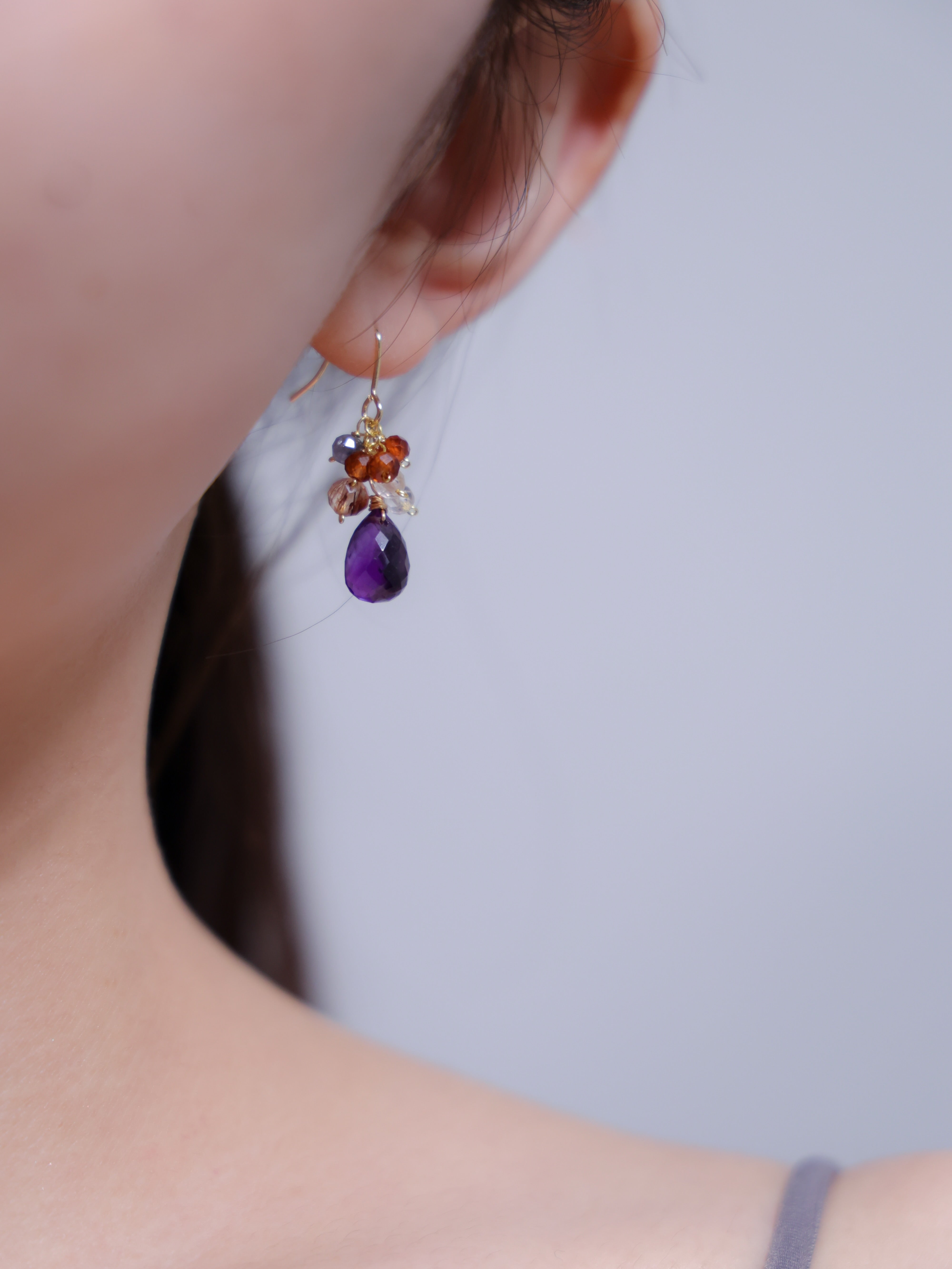 ピアス 着用 首元 後ろ姿 華奢 チェーン 揺れ感