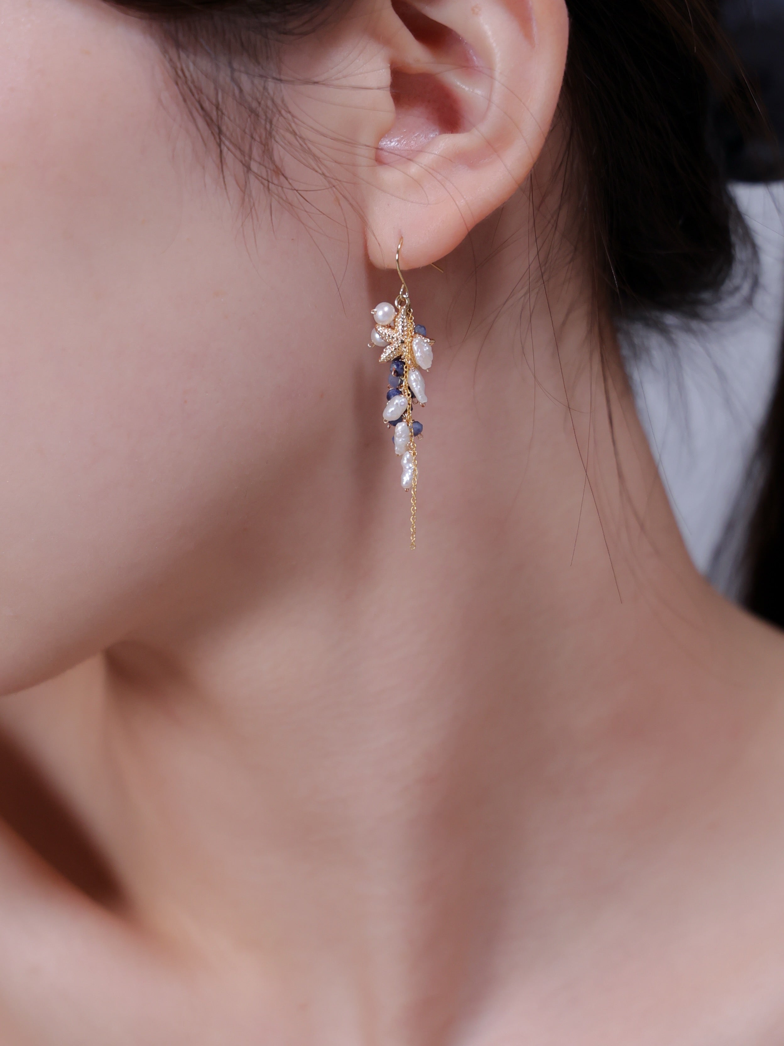 サファイア & 淡水パール 揺れる ピアス〈蒼海の記憶〉| 知的な蒼と白