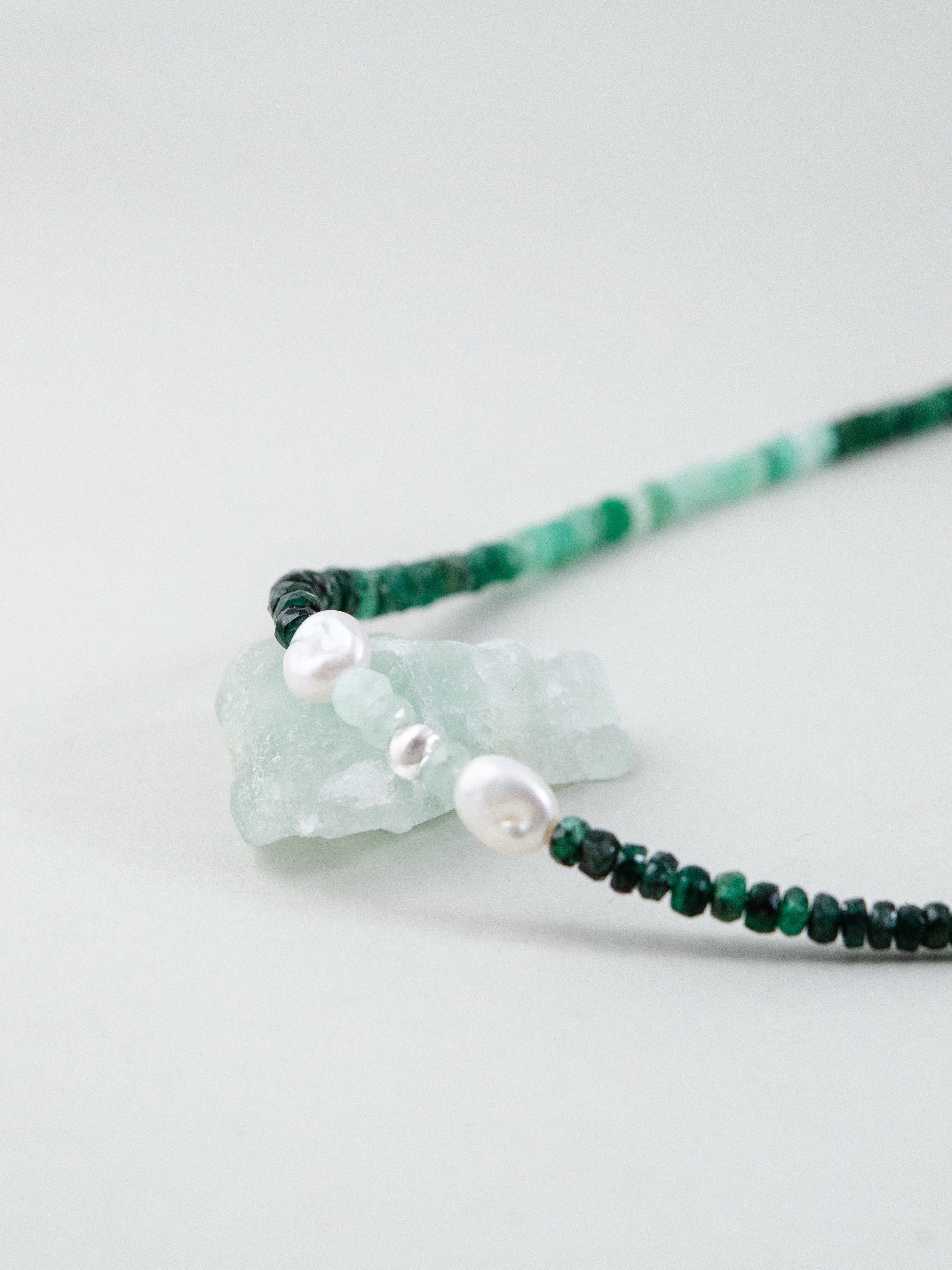 エメラルド ビーズ 詳細 緑のグラデーション 天然石 質感