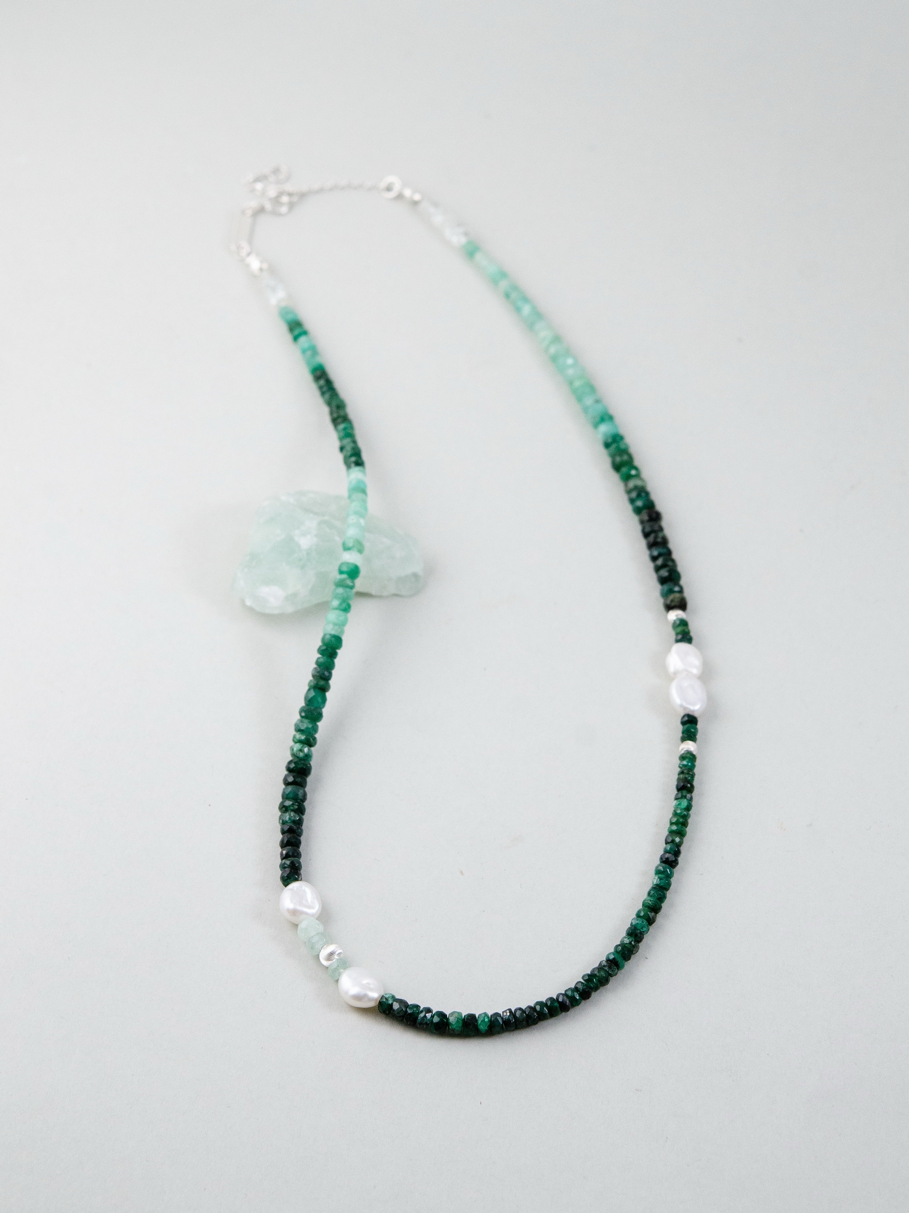 エメラルド & 淡水パール ネックレス 新緑の輝き 5月・6月誕生石 グラデーション