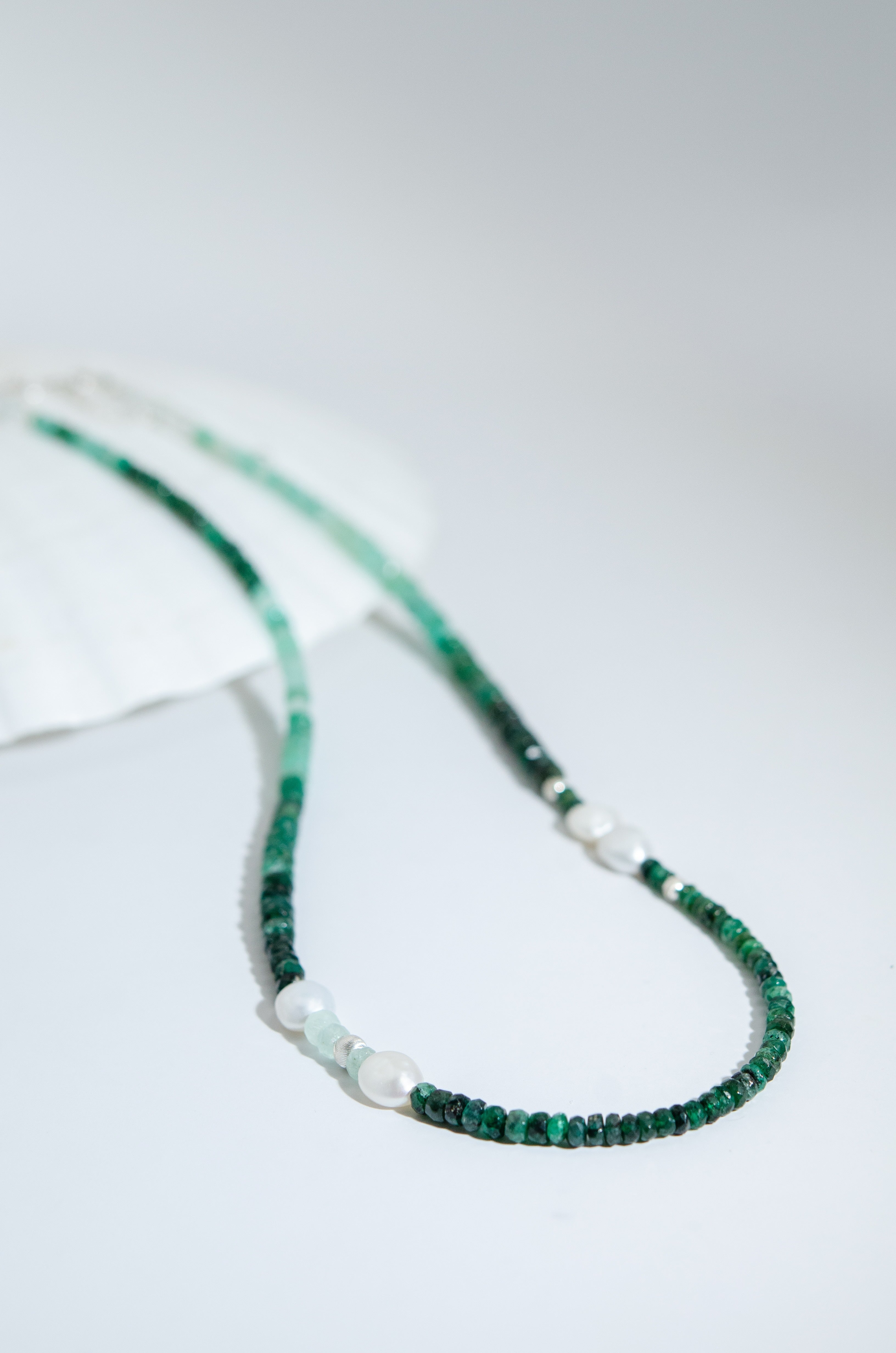 エメラルド パール ネックレス 置き画 ギフト イメージ プレゼント