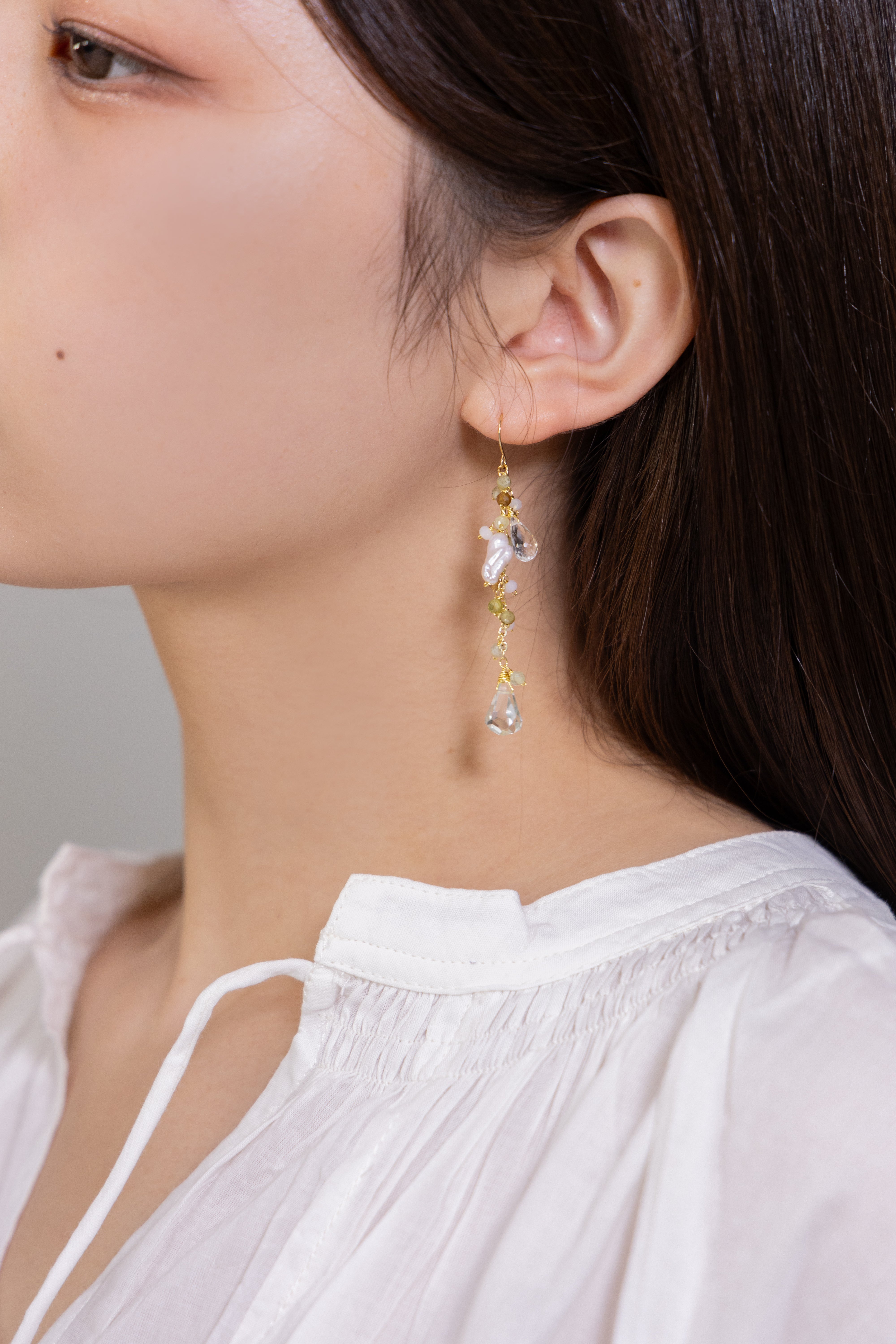 천연석과 담수 진주 롱 피어싱 – 자연스러운 색채 흔들리는 디자인