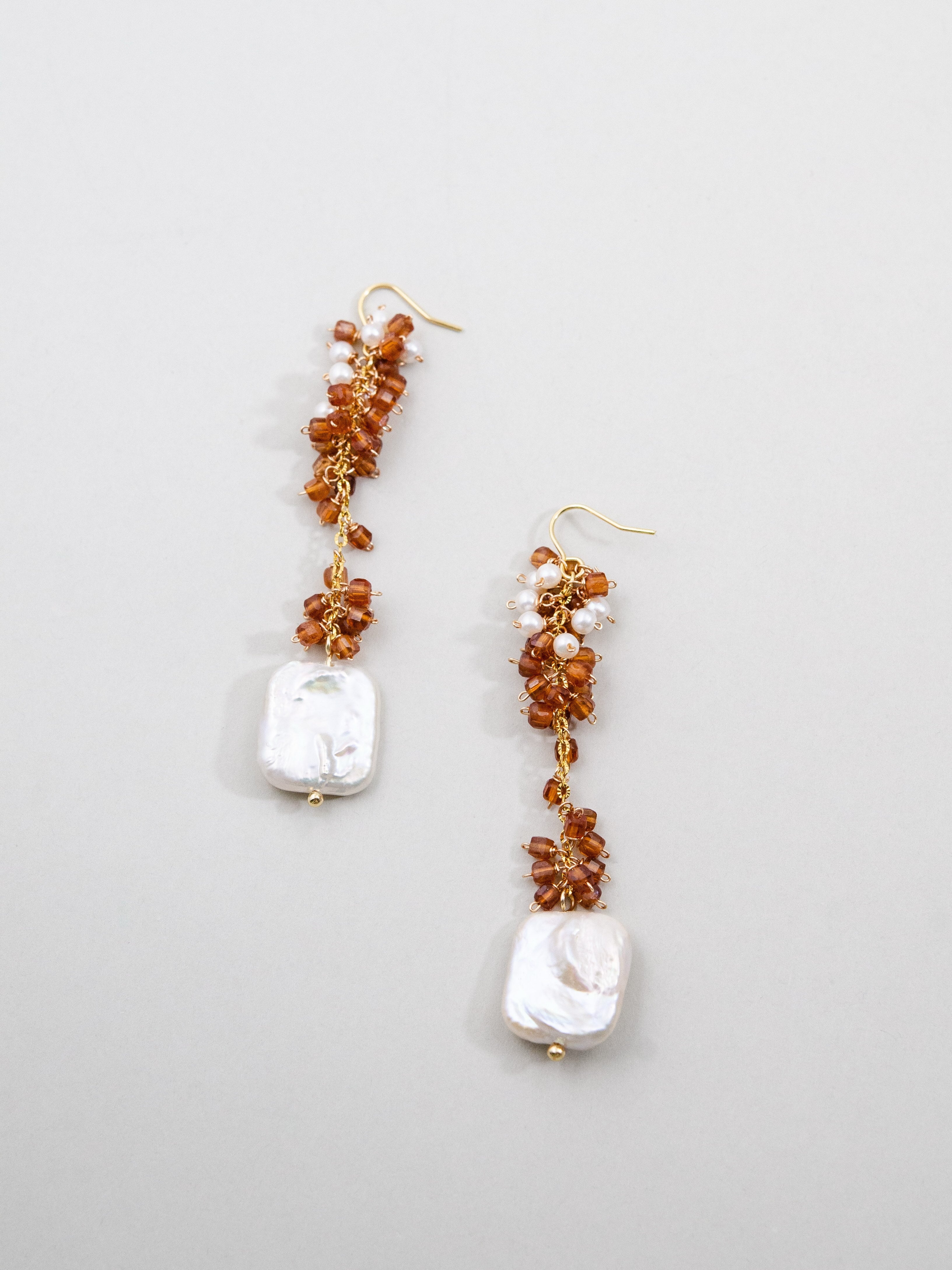 ファンタガーネット バロックパール 置き画 オレンジと白のコントラスト