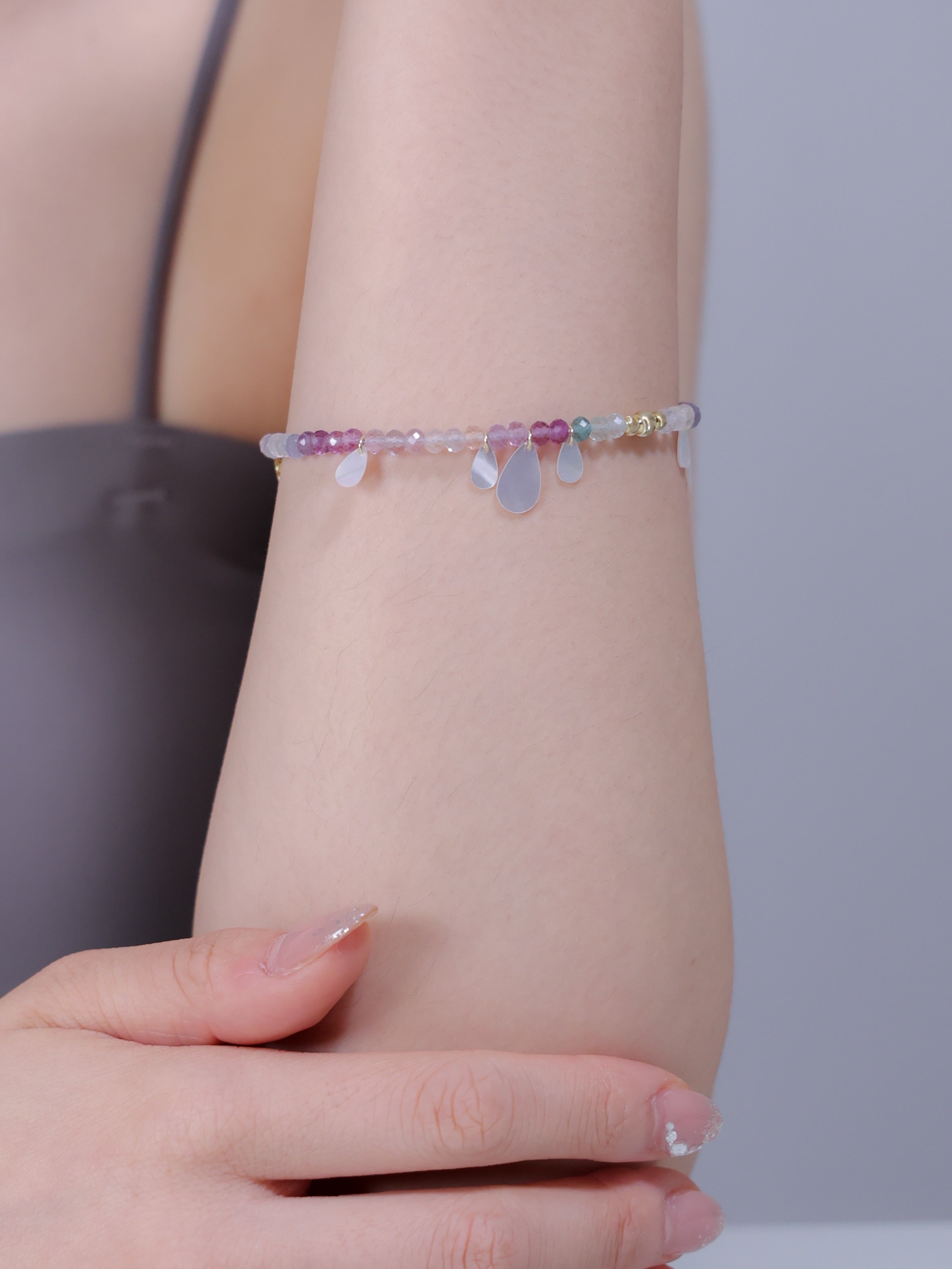 フローライト ブレスレット 着用画像 手元 紫 緑 グラデーション