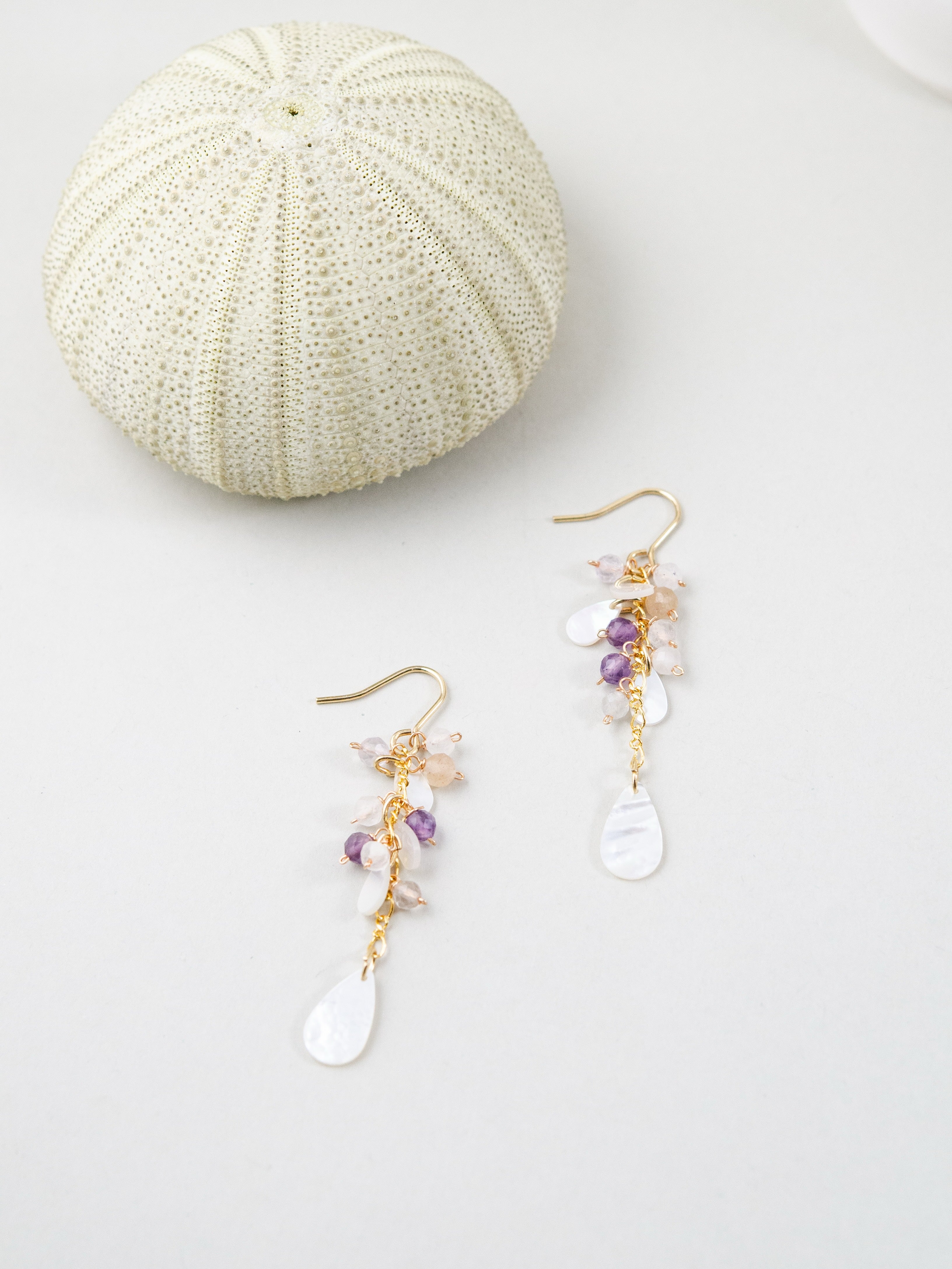 天然石ピアス ディスプレイ ウニ殻とフローライト 知性と希望の石