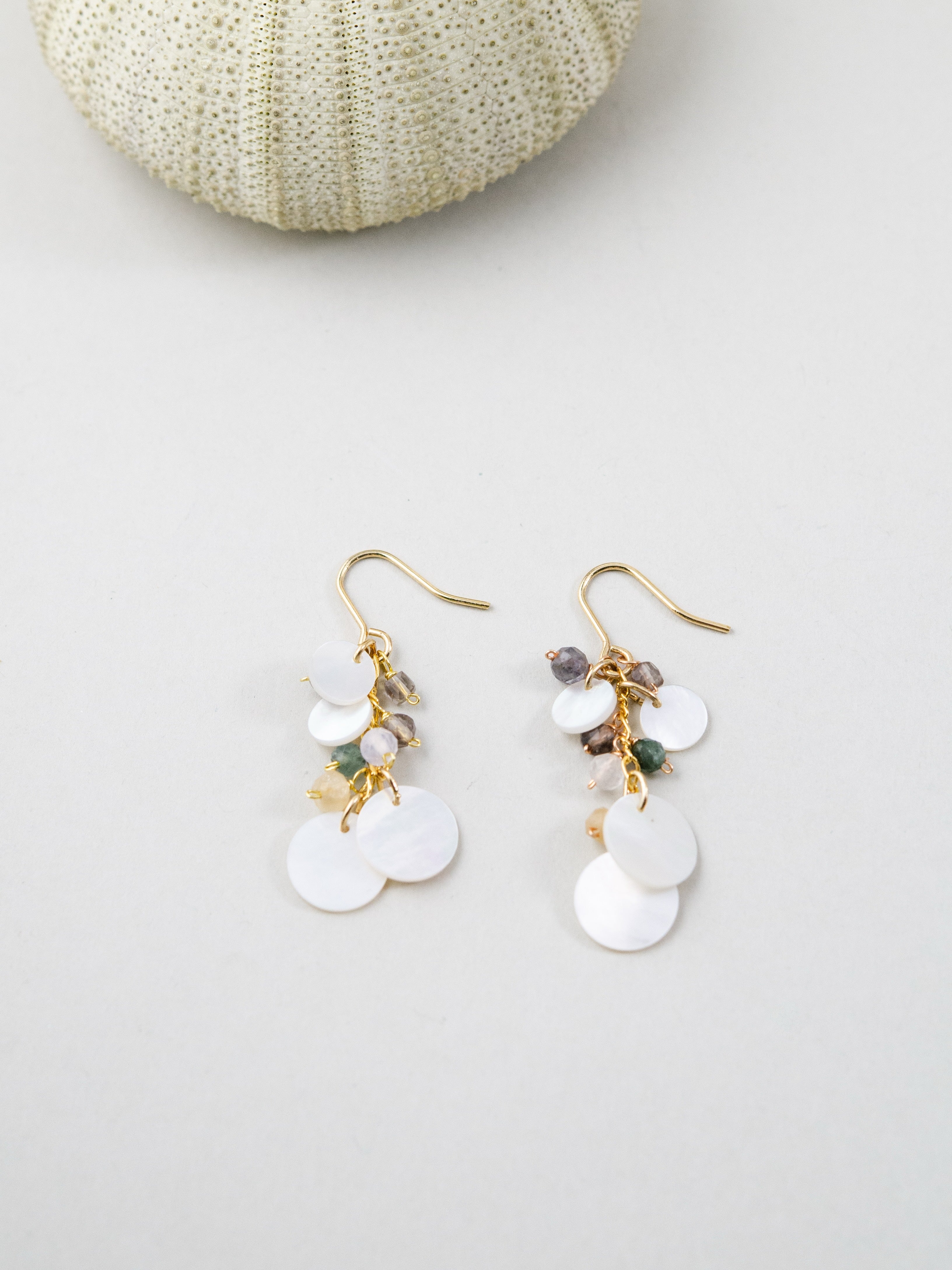 フローライト ピアス 緑のウニ殻ディスプレイ 自然な色合い