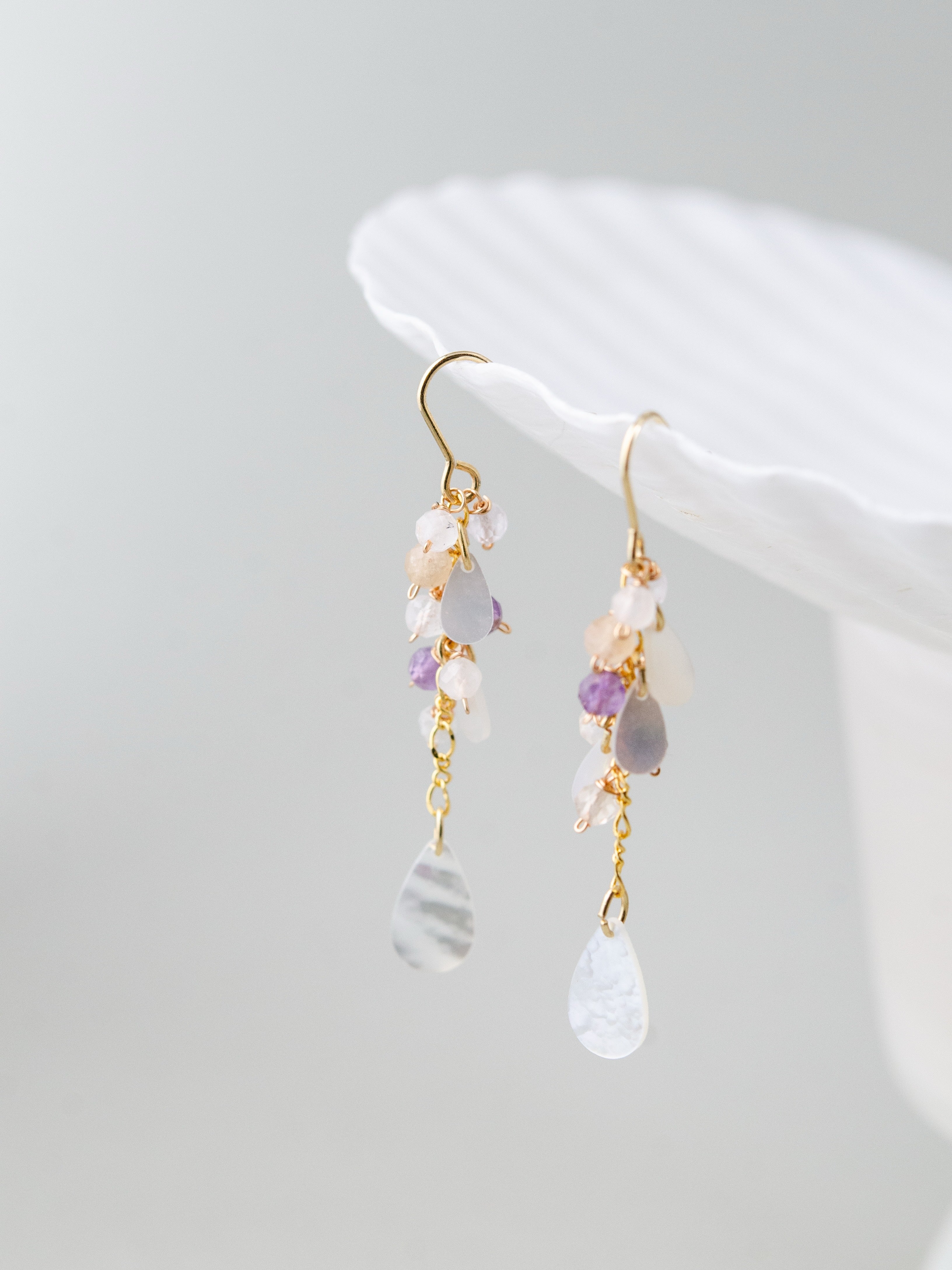 フローライト ピアス シェル掛けディスプレイ 揺れる白と紫