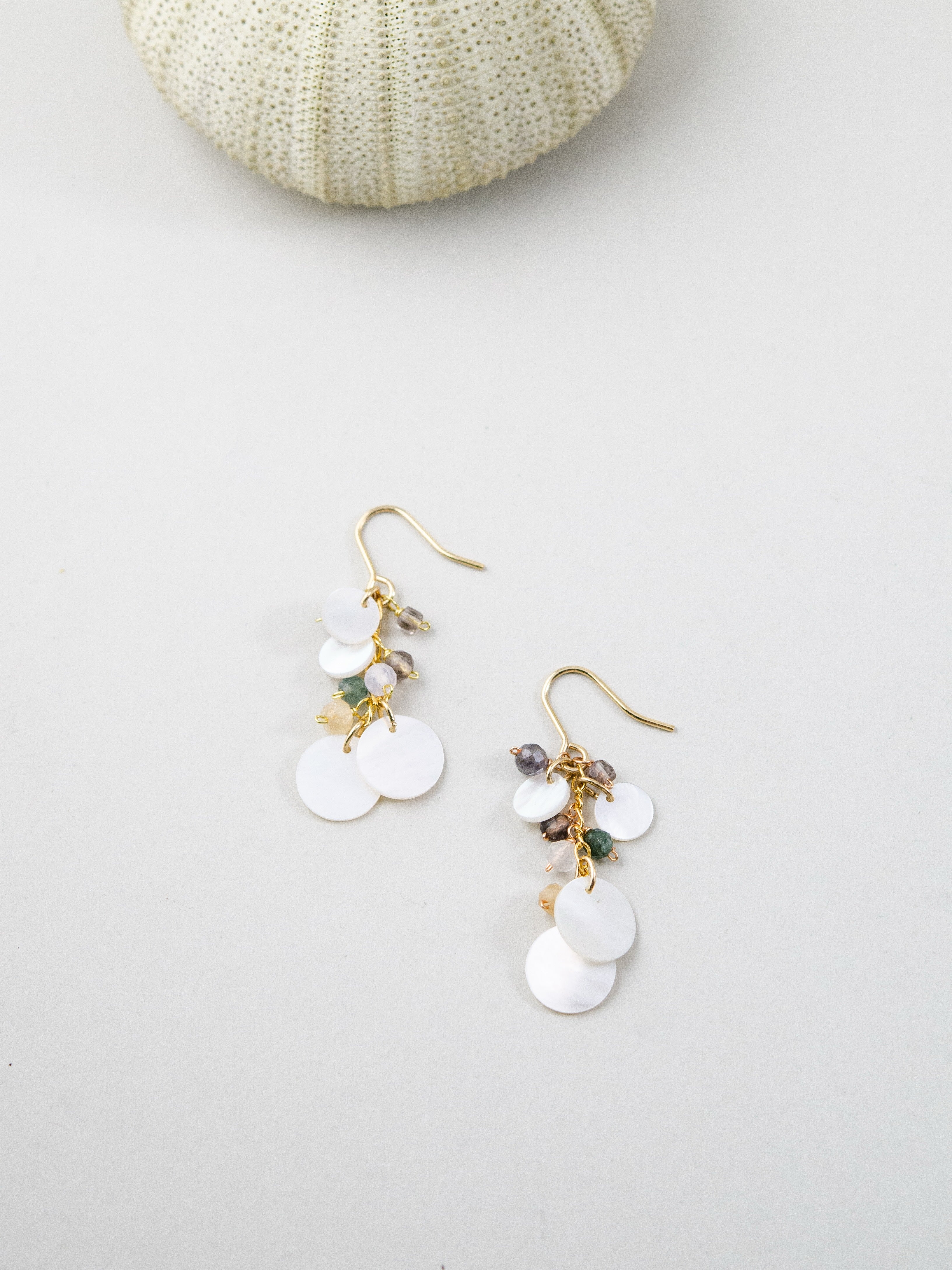 天然石ピアス ディスプレイ ウニ殻とフローライトの光の粒