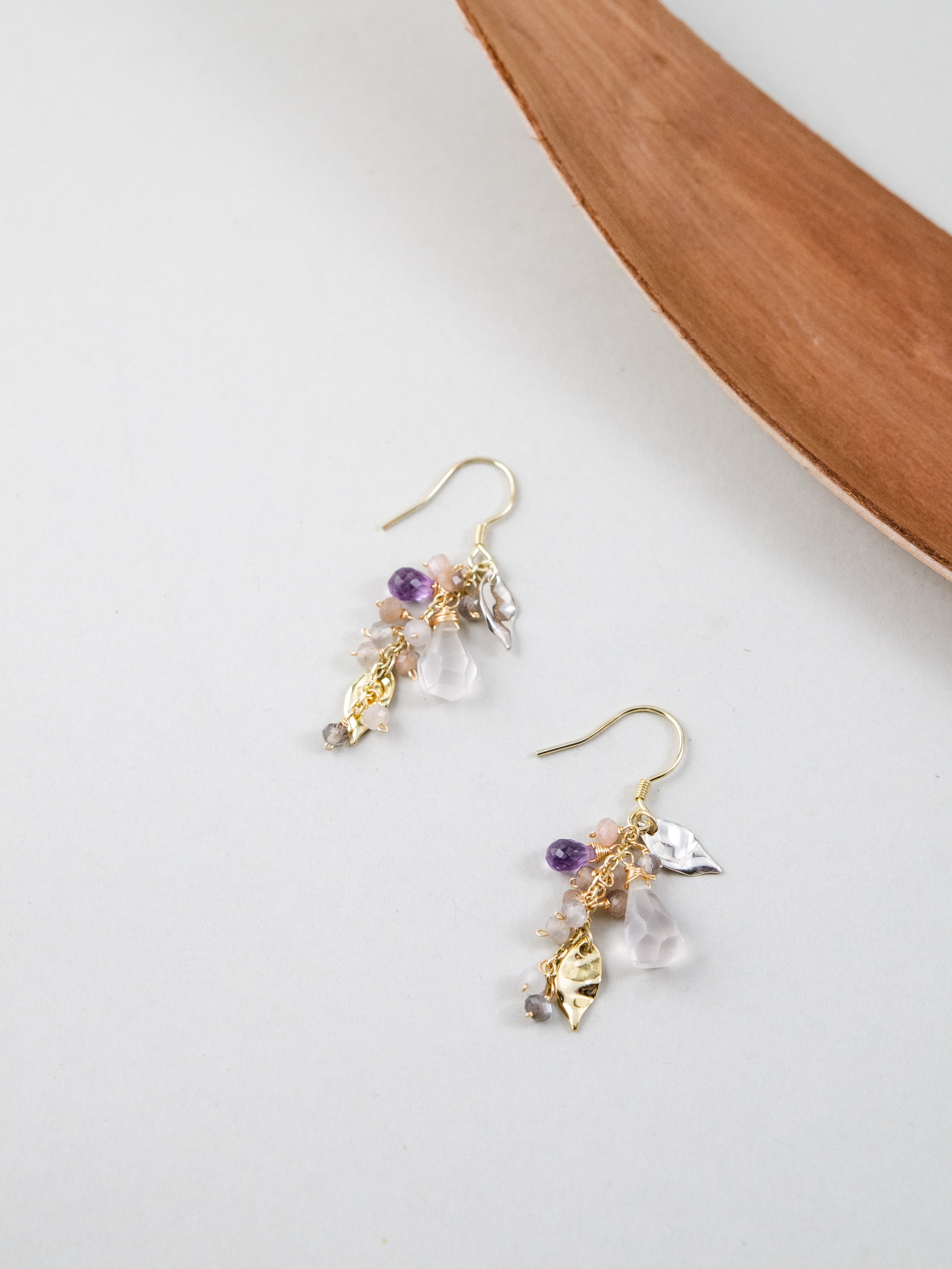 森の二重奏 ピアス ディスプレイ 木の枝と天然石の調和